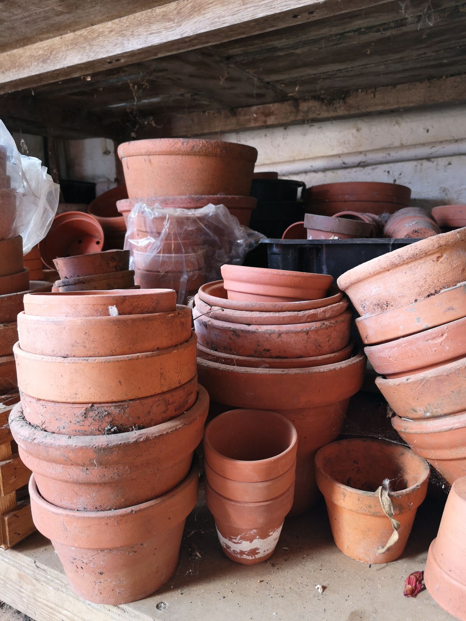 HUAWEI P20 sample photo. Pots, flower pots, stacked photography