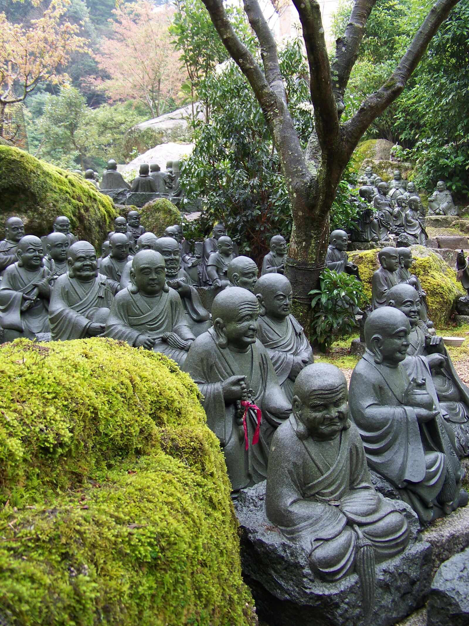 Kodak Z712 IS ZOOM DIGITAL CAMERA sample photo. Hiroshima, statues, temple photography
