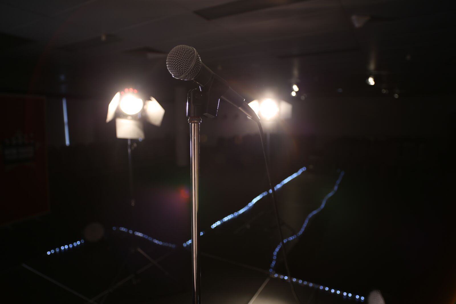 Canon EOS 5D Mark III sample photo. Microphone, stage, lights photography