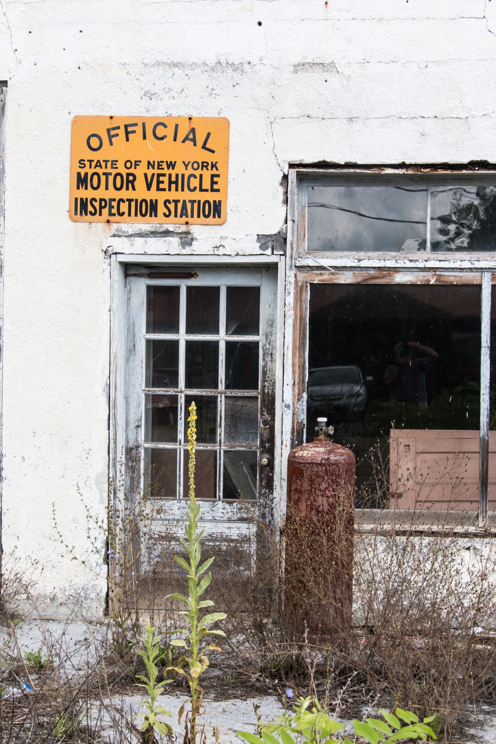 Canon EOS 70D sample photo. Abandoned, garage, door photography
