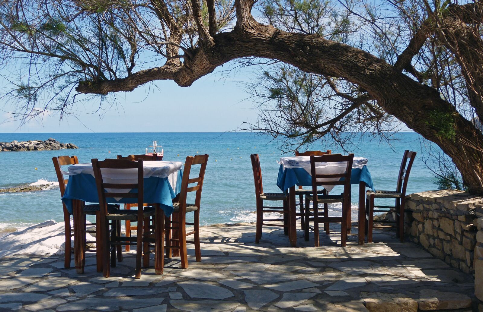 Panasonic Lumix DMC-FZ150 sample photo. Crete, panormos, tavern photography