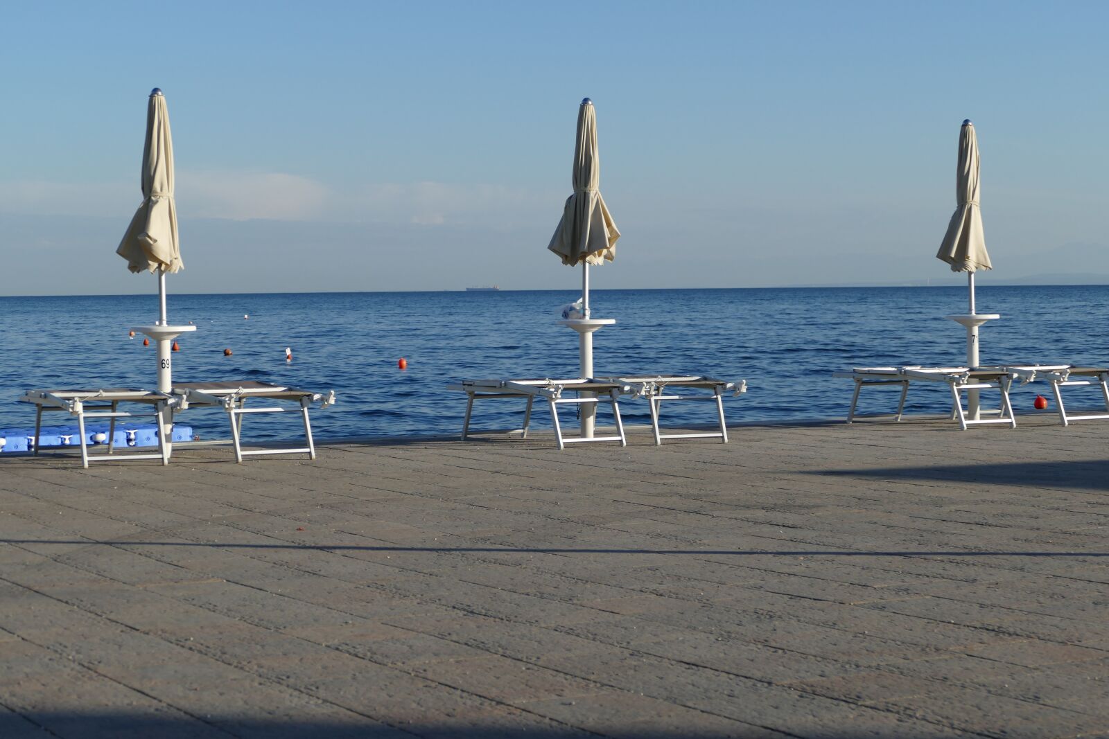 Panasonic Lumix DMC-FZ1000 sample photo. Bank, sea, vacations photography