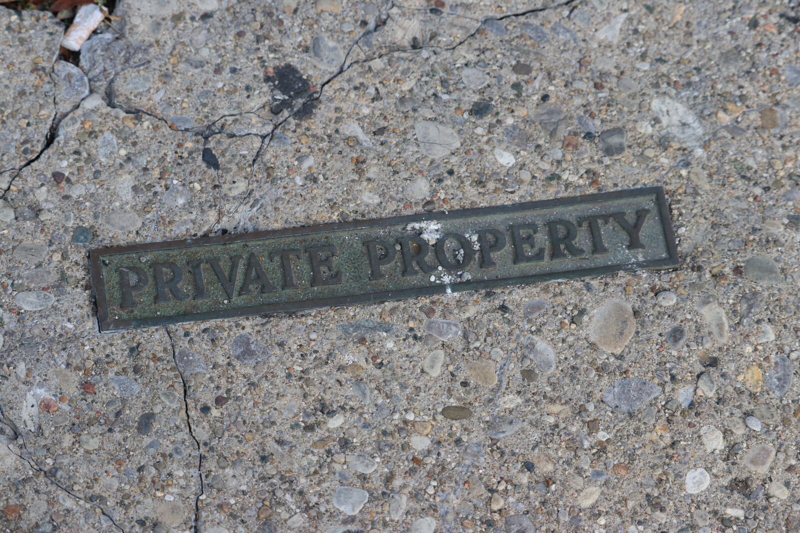 Canon EF-S 55-250mm F4-5.6 IS STM sample photo. Sidewalk, metal, sign photography