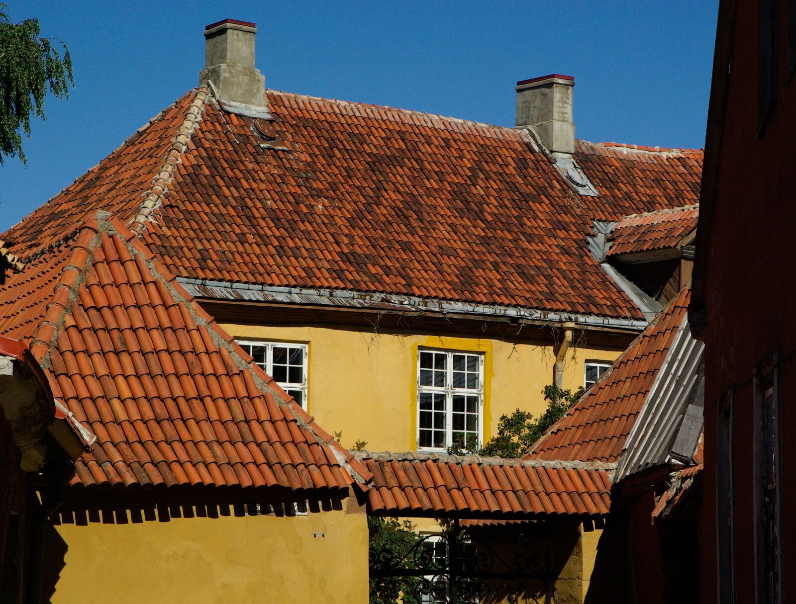 Pentax K10D sample photo. Tallinn, roofing, tiles photography