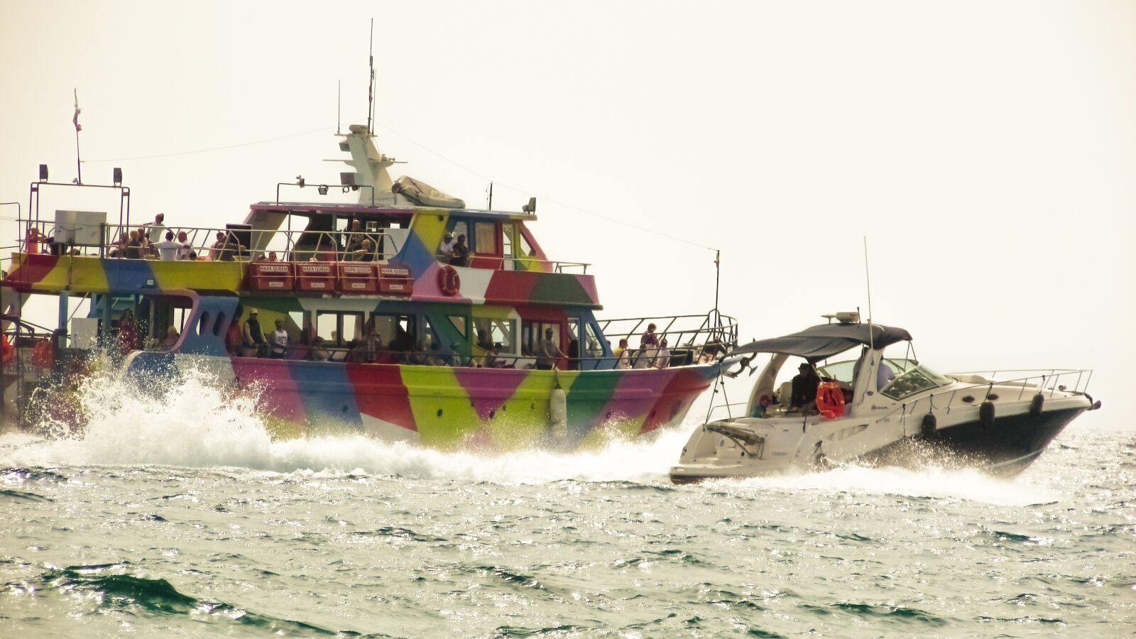 Canon PowerShot SX400 IS sample photo. Boats, speed, spray photography