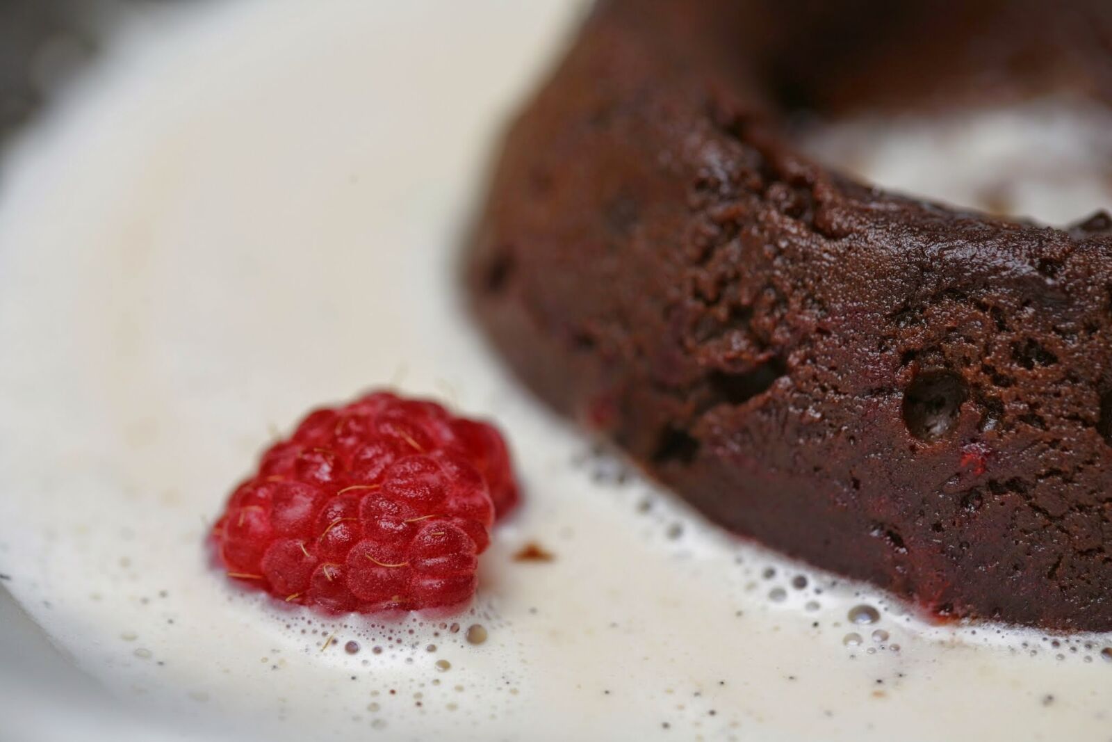 Canon EOS 5D sample photo. Chocolate, raspberries, fest photography