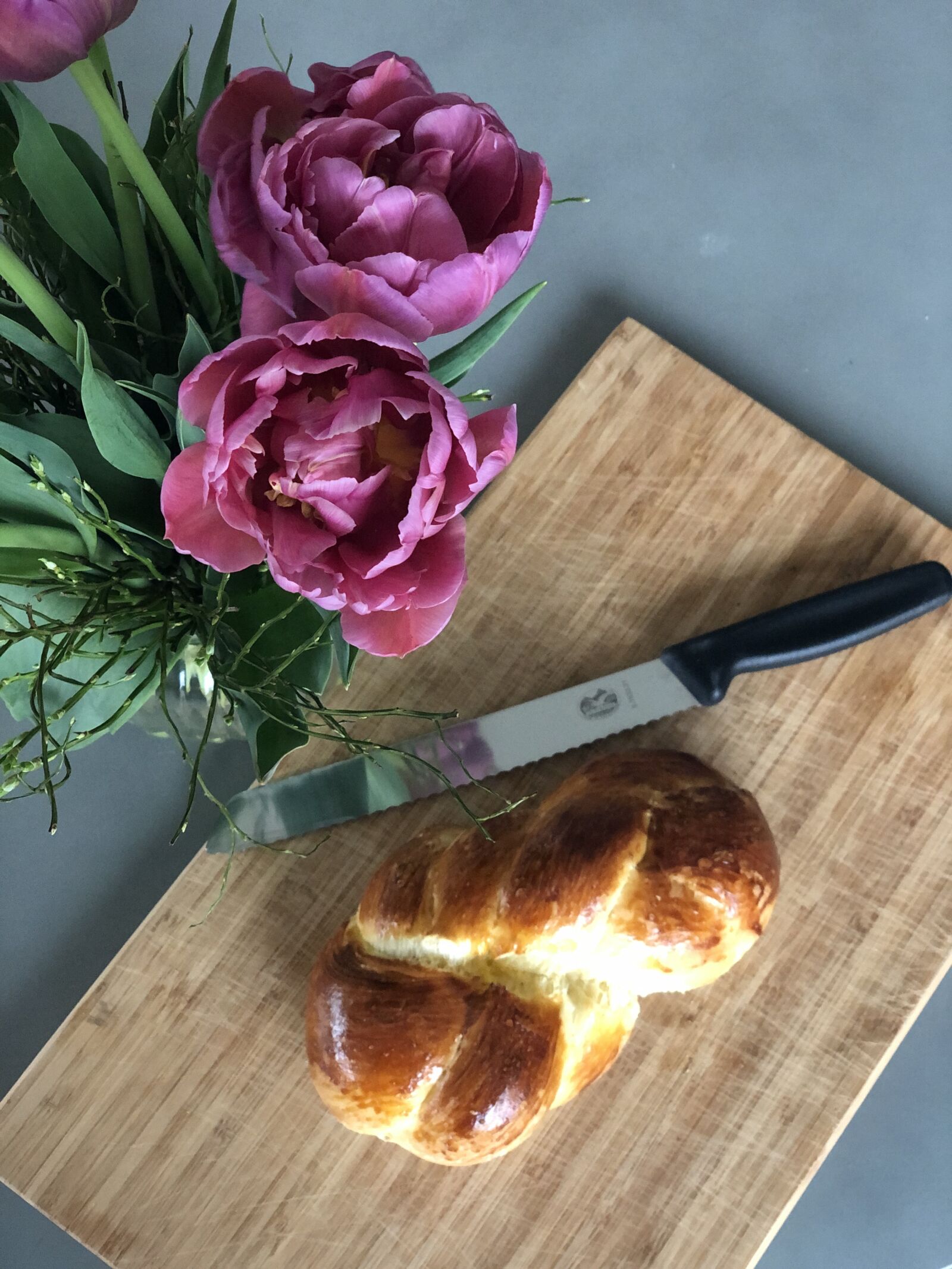 iPhone X back dual camera 6mm f/2.4 sample photo. Sunday, tulips, plait photography