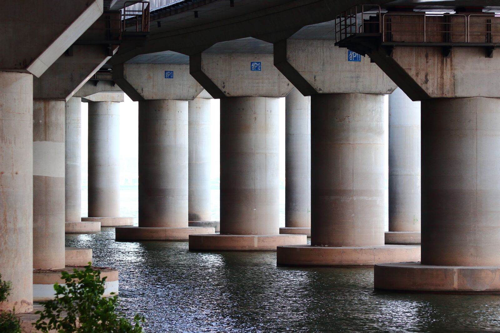 Canon EOS 600D (Rebel EOS T3i / EOS Kiss X5) sample photo. Grey, bridge, under photography