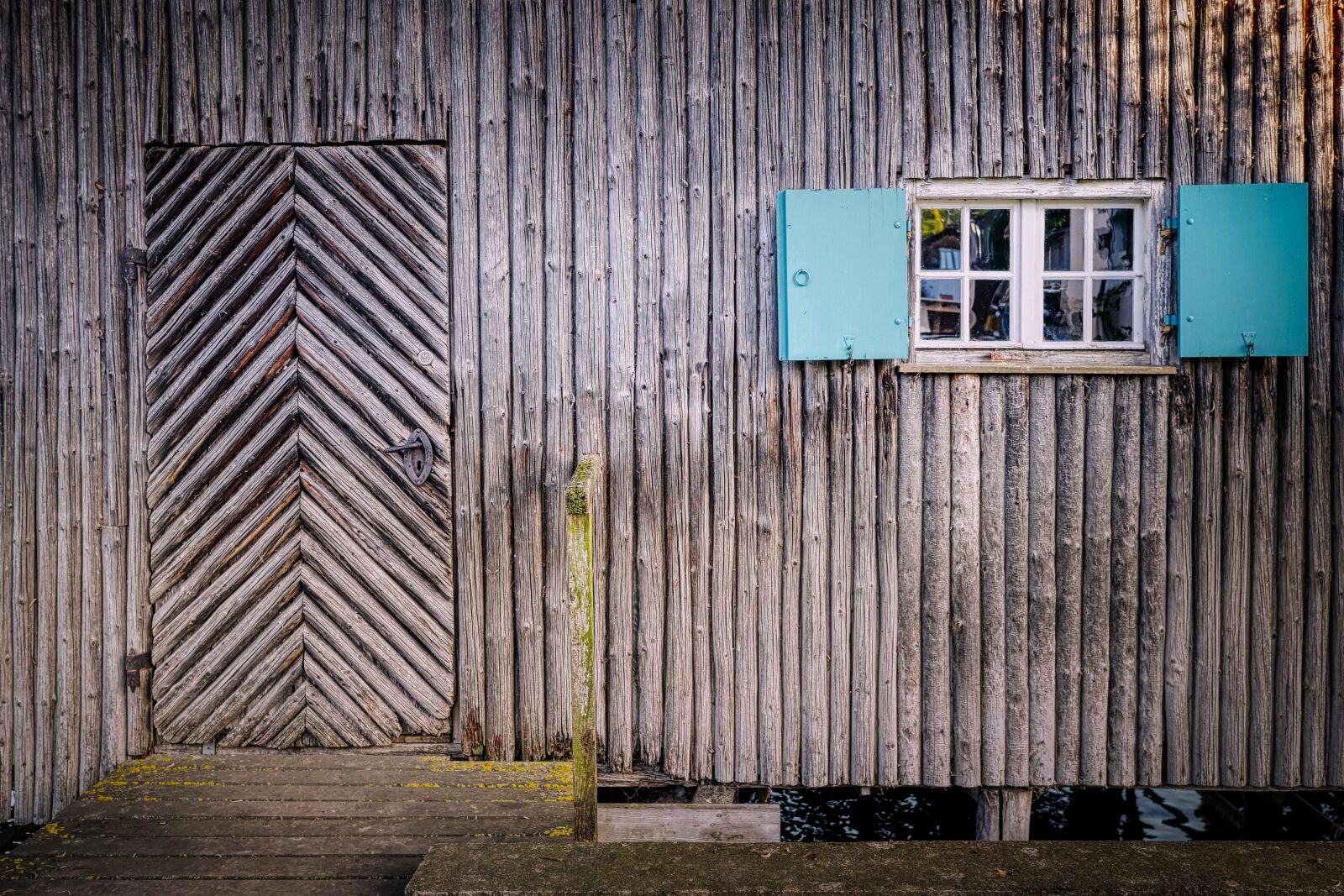 Panasonic Lumix DC-G90 (Lumix DC-G91) sample photo. Wooden wall, scale, boat photography