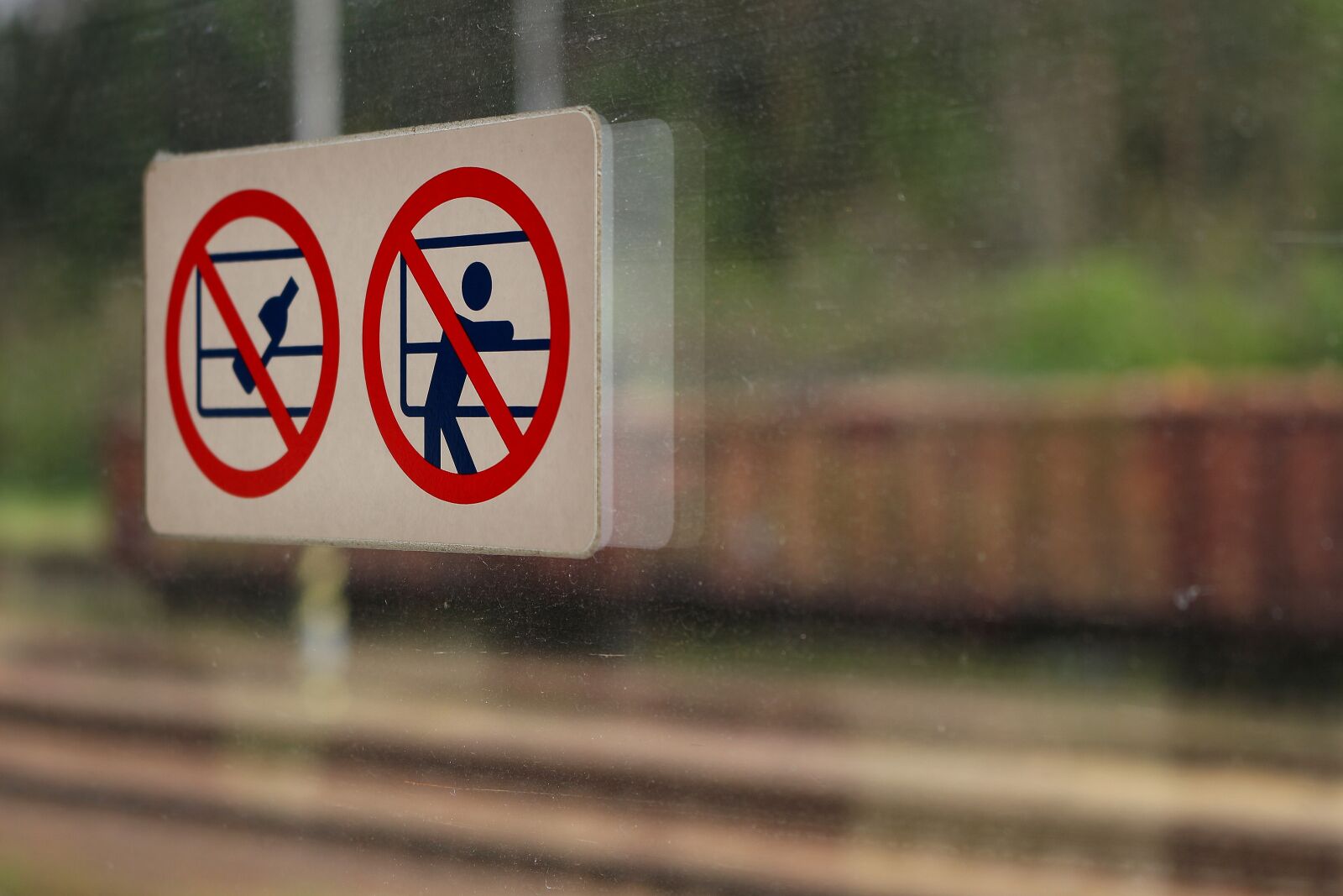 Canon EOS 700D (EOS Rebel T5i / EOS Kiss X7i) sample photo. Railway, shield, window photography