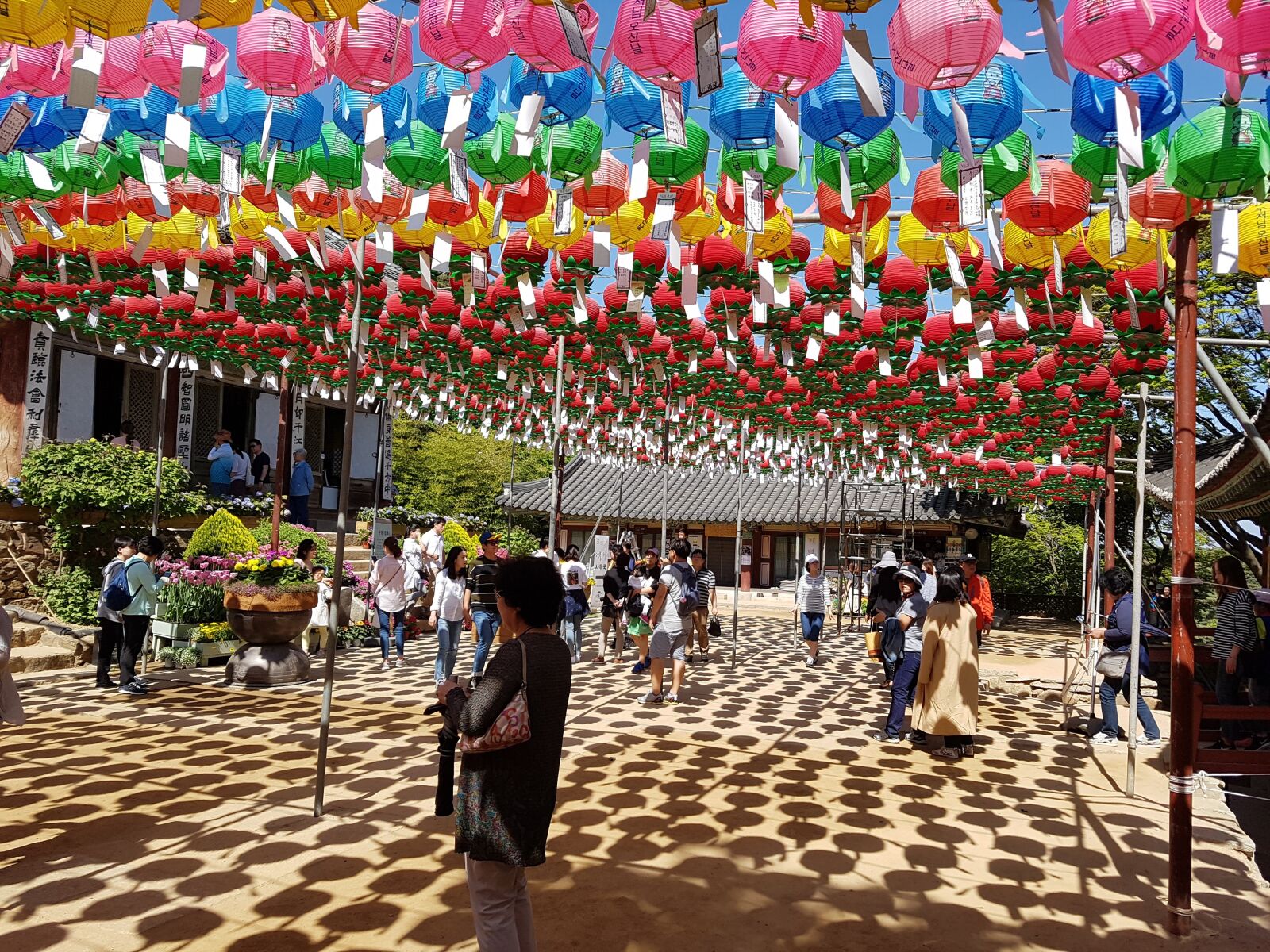 Samsung Galaxy S7 sample photo. Temple, lantern, republic of photography