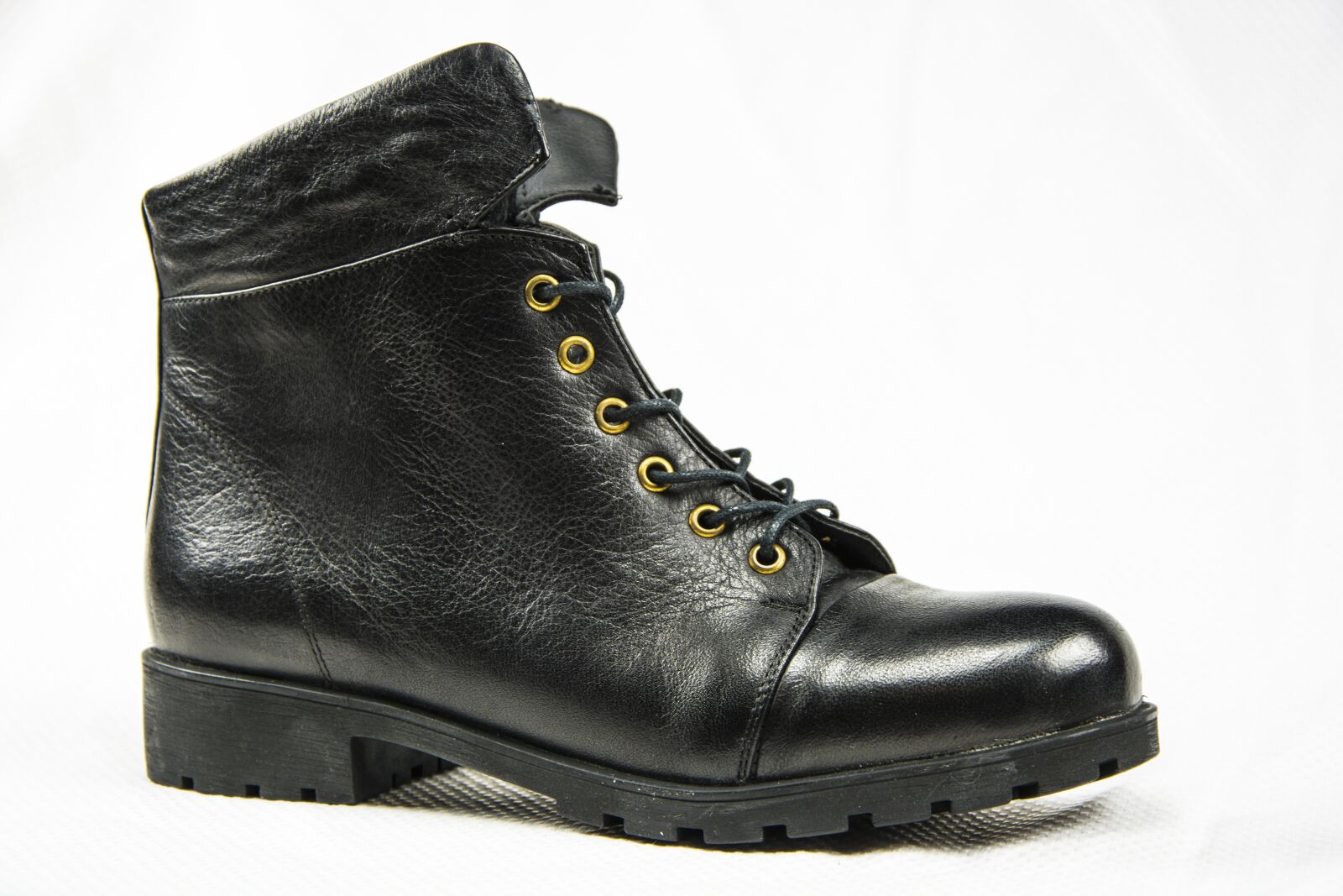 Nikon D5200 sample photo. Leather, fashion, foot photography
