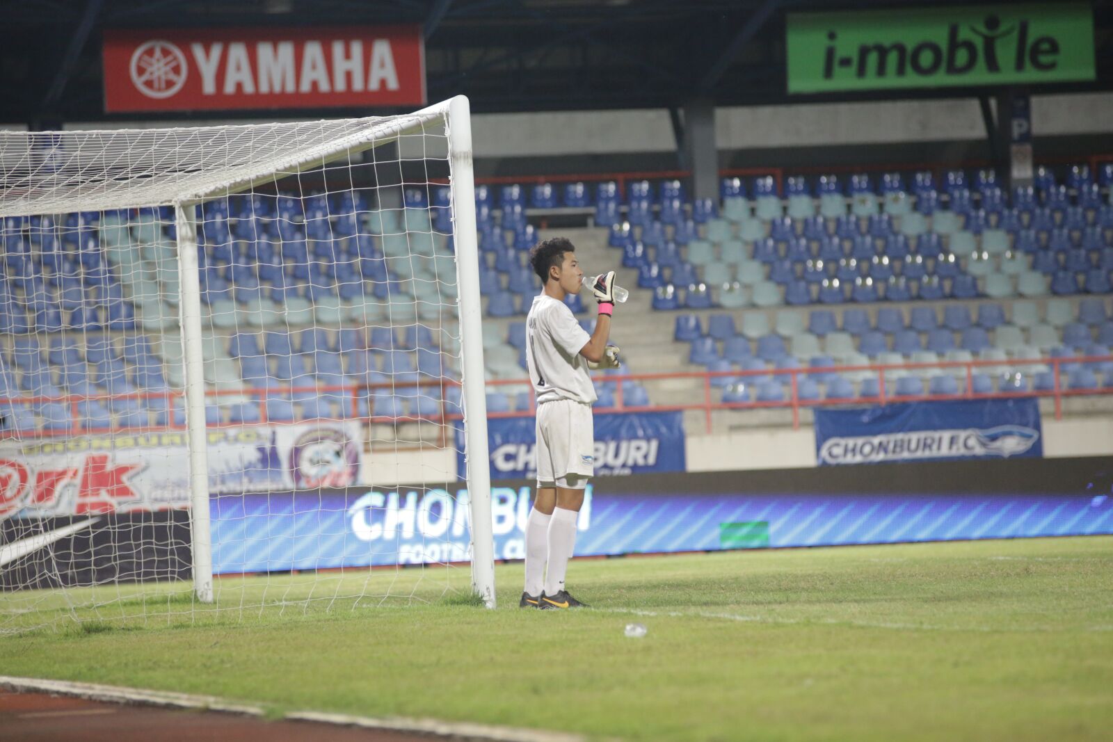 Canon EOS 5D Mark III sample photo. Goal keeper, stadium, football photography
