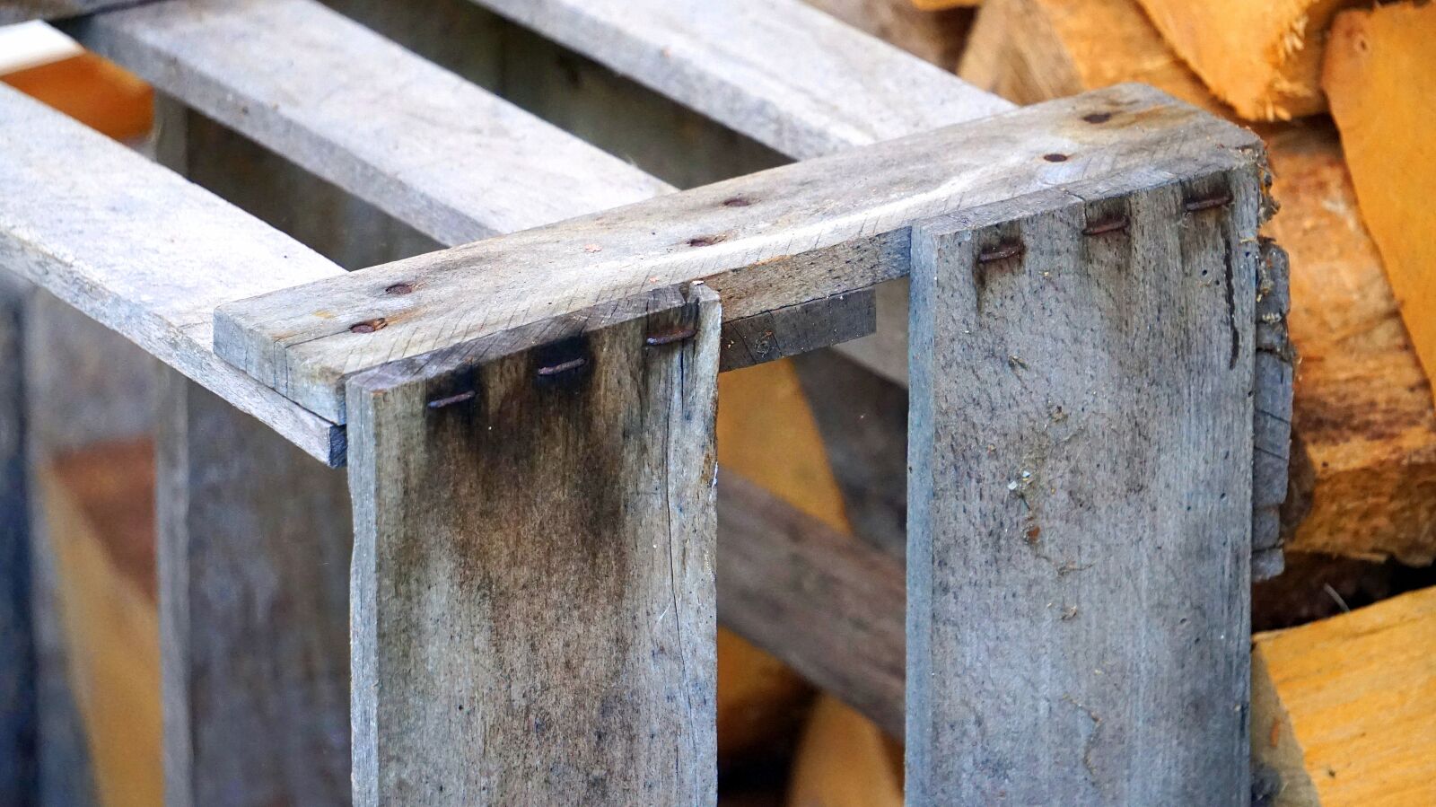 Sony Alpha a5000 (ILCE 5000) + Sony E 55-210mm F4.5-6.3 OSS sample photo. Wine box, old weathered photography