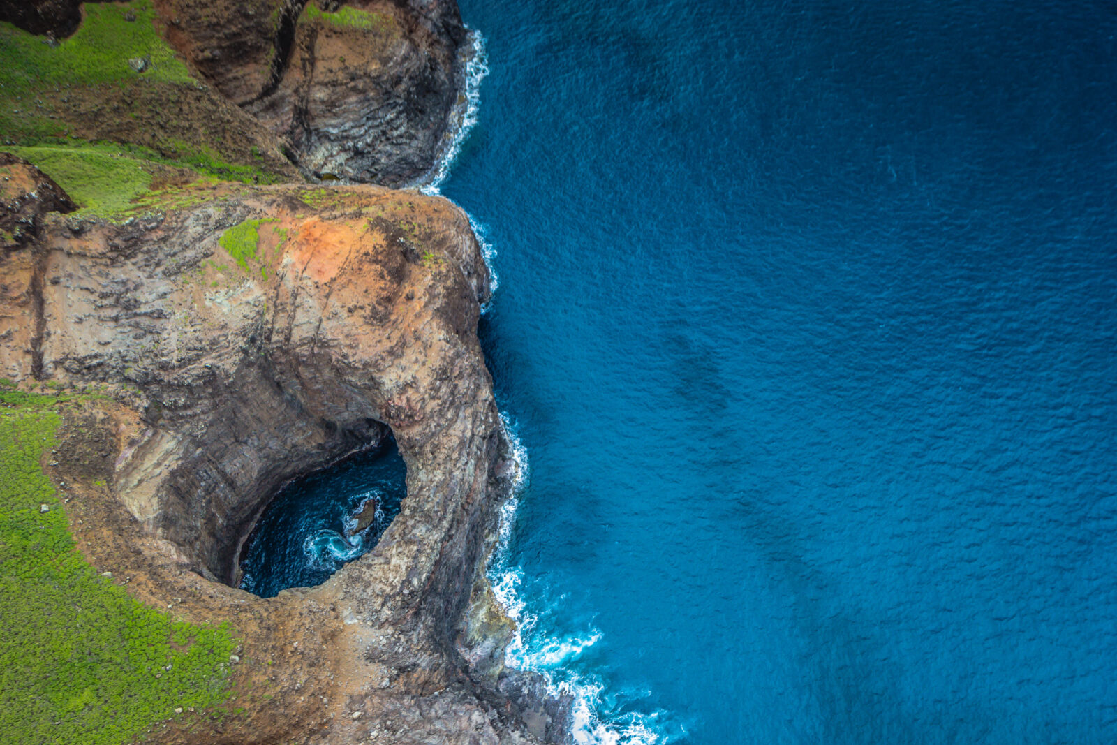 Canon EF-S 17-55mm F2.8 IS USM sample photo. Cliff, coast, hawaii, kauai photography