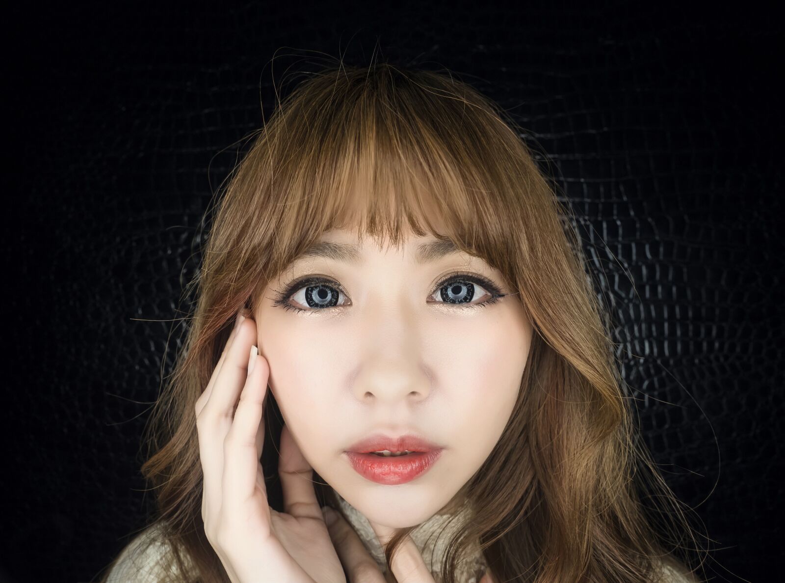 Olympus OM-D E-M5 II + Olympus M.Zuiko Digital ED 12-40mm F2.8 Pro sample photo. Studio shot, portrait, college photography
