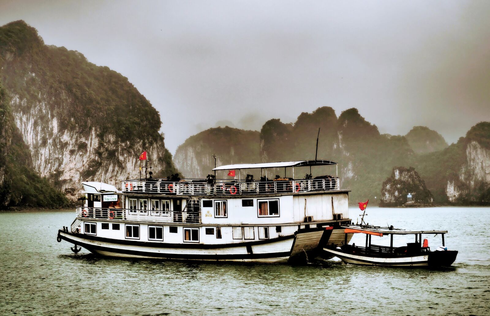 Olympus OM-D E-M10 II sample photo. Viet nam, halong bay photography