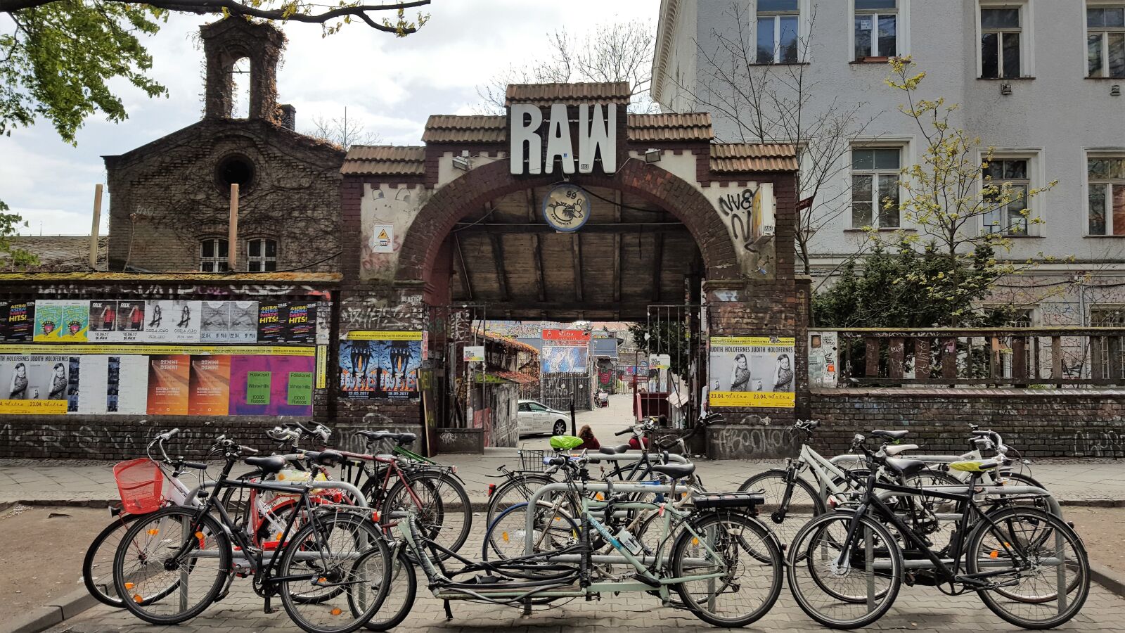 Samsung Galaxy S6 sample photo. Berlin, grafitty, jumble sale photography