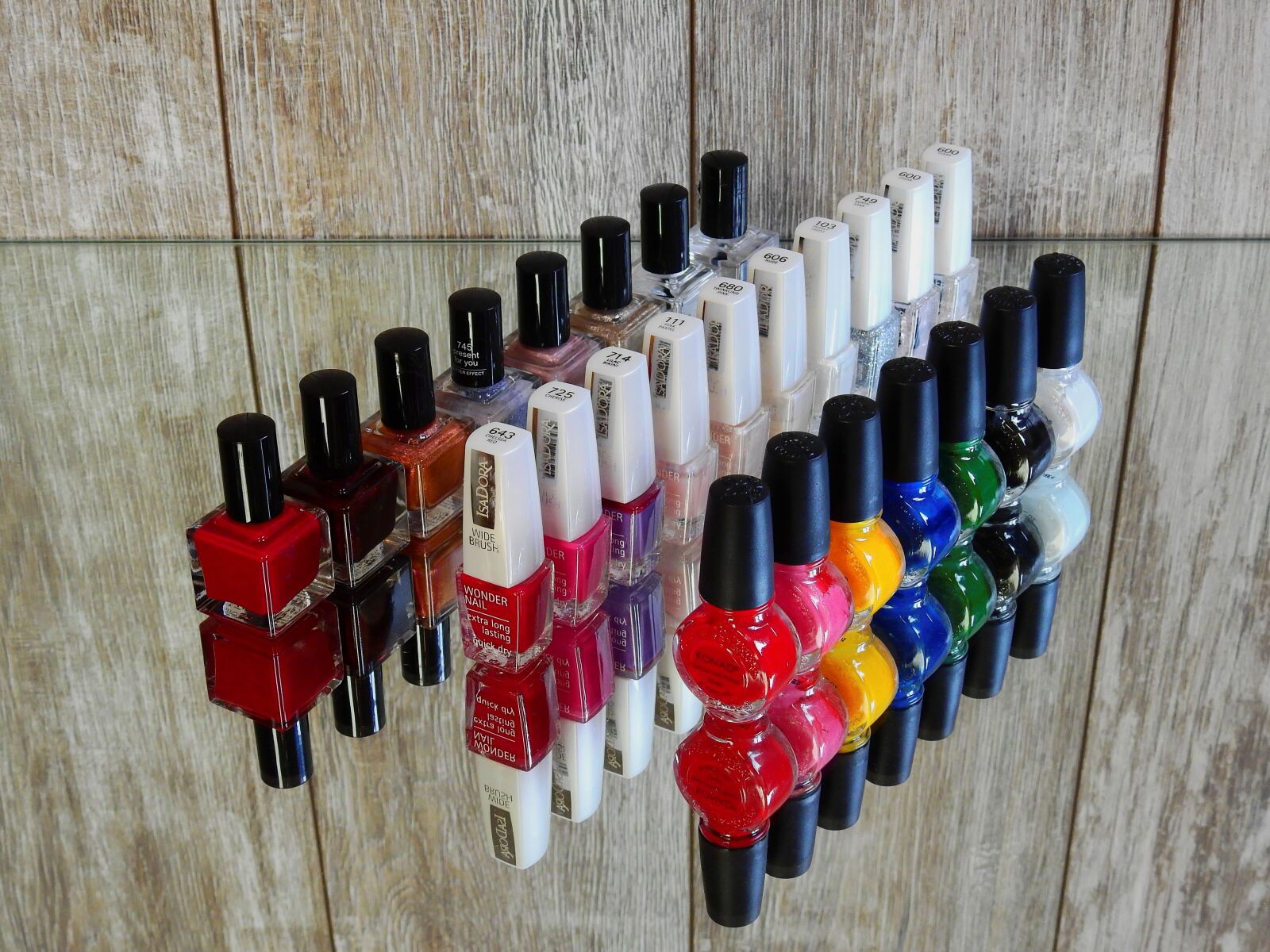 Nikon Coolpix P900 sample photo. Nail varnish, fingernails, manicure photography