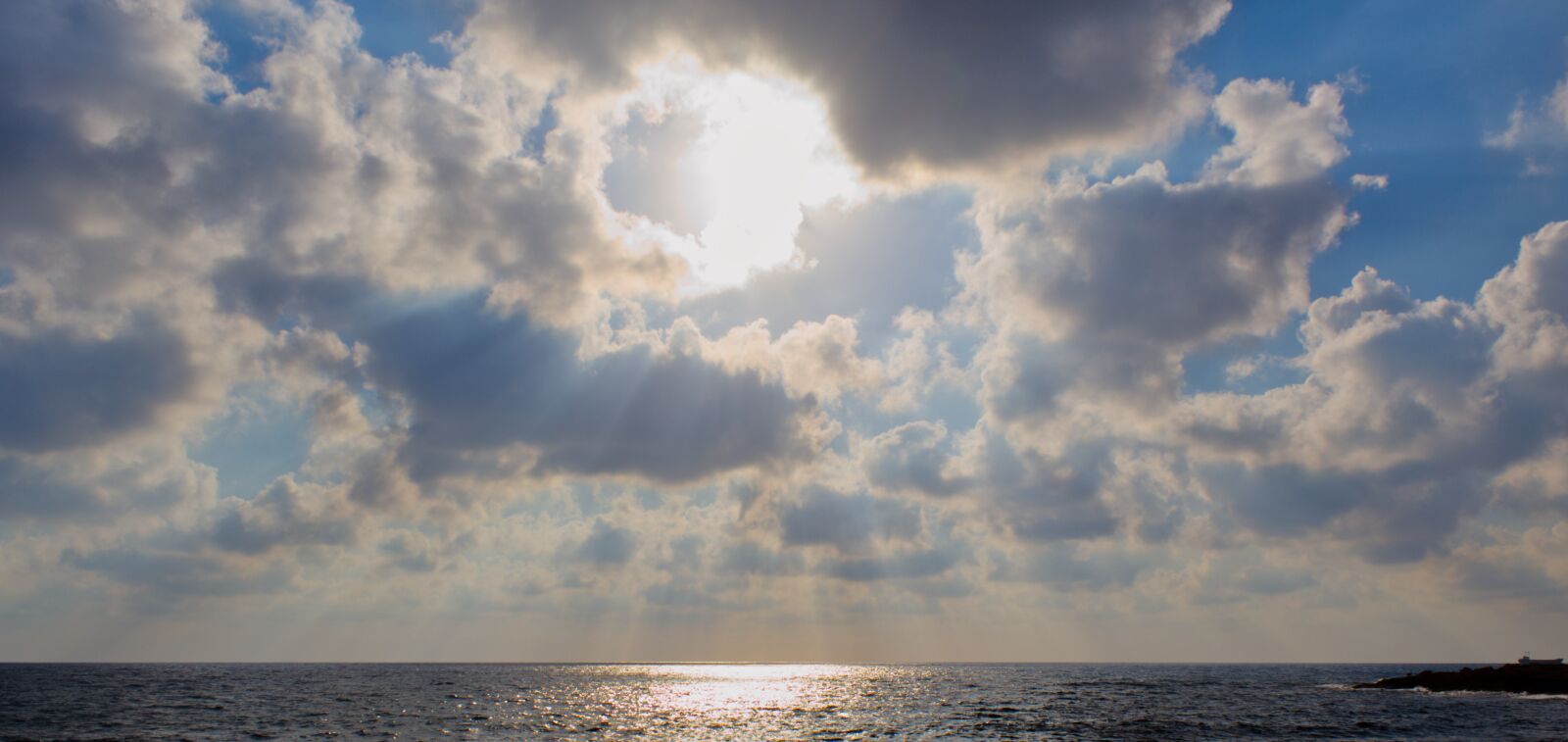 Canon EOS 1300D (EOS Rebel T6 / EOS Kiss X80) sample photo. Sun, clouds, sea photography