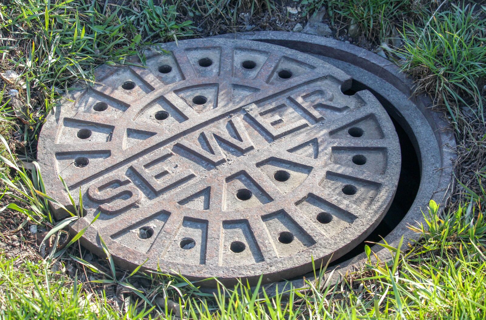 Canon EOS 700D (EOS Rebel T5i / EOS Kiss X7i) sample photo. Sewer, grass, old photography