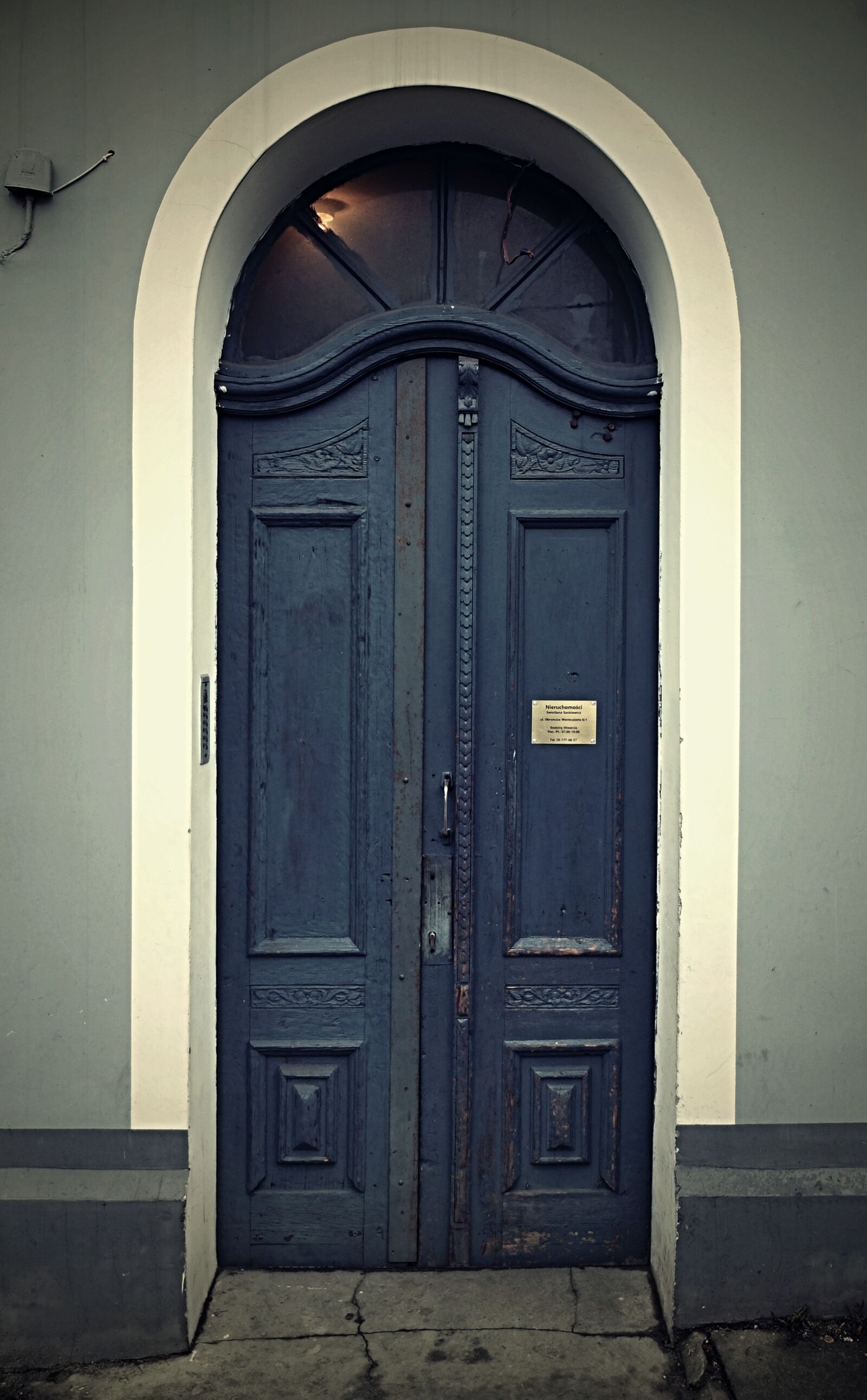 Fujifilm X30 sample photo. Blue, doors, old, wall photography