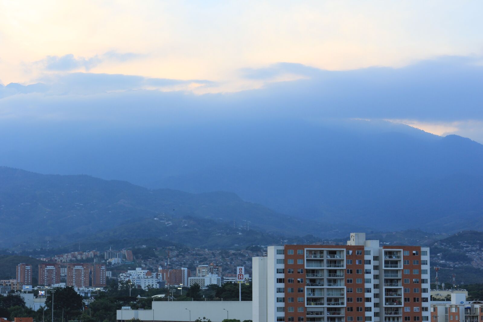 Canon EOS 60D + Canon EF 28-135mm F3.5-5.6 IS USM sample photo. City, cali, colombia photography