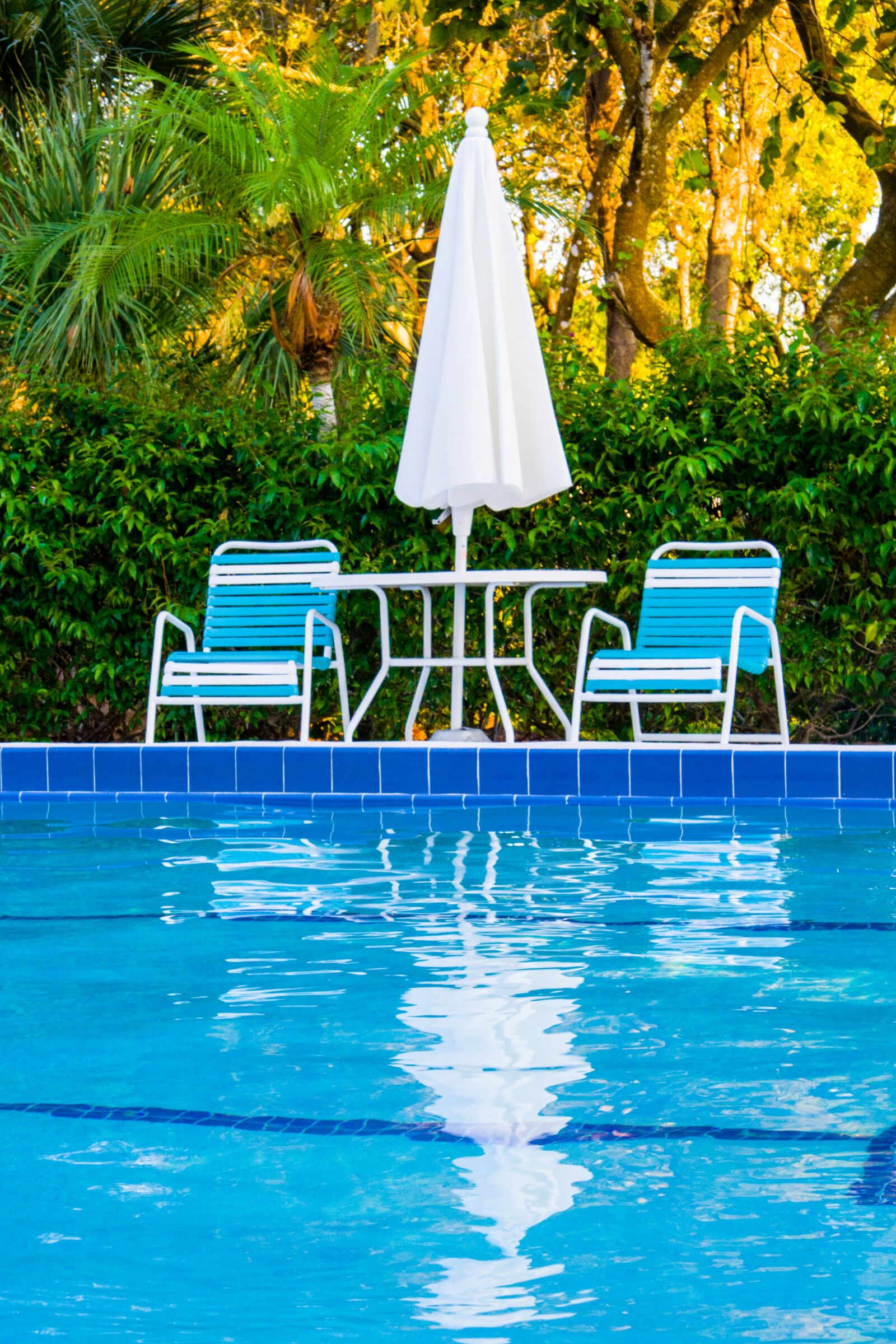 Canon EOS 350D (EOS Digital Rebel XT / EOS Kiss Digital N) sample photo. Swimming pool, chair, water photography