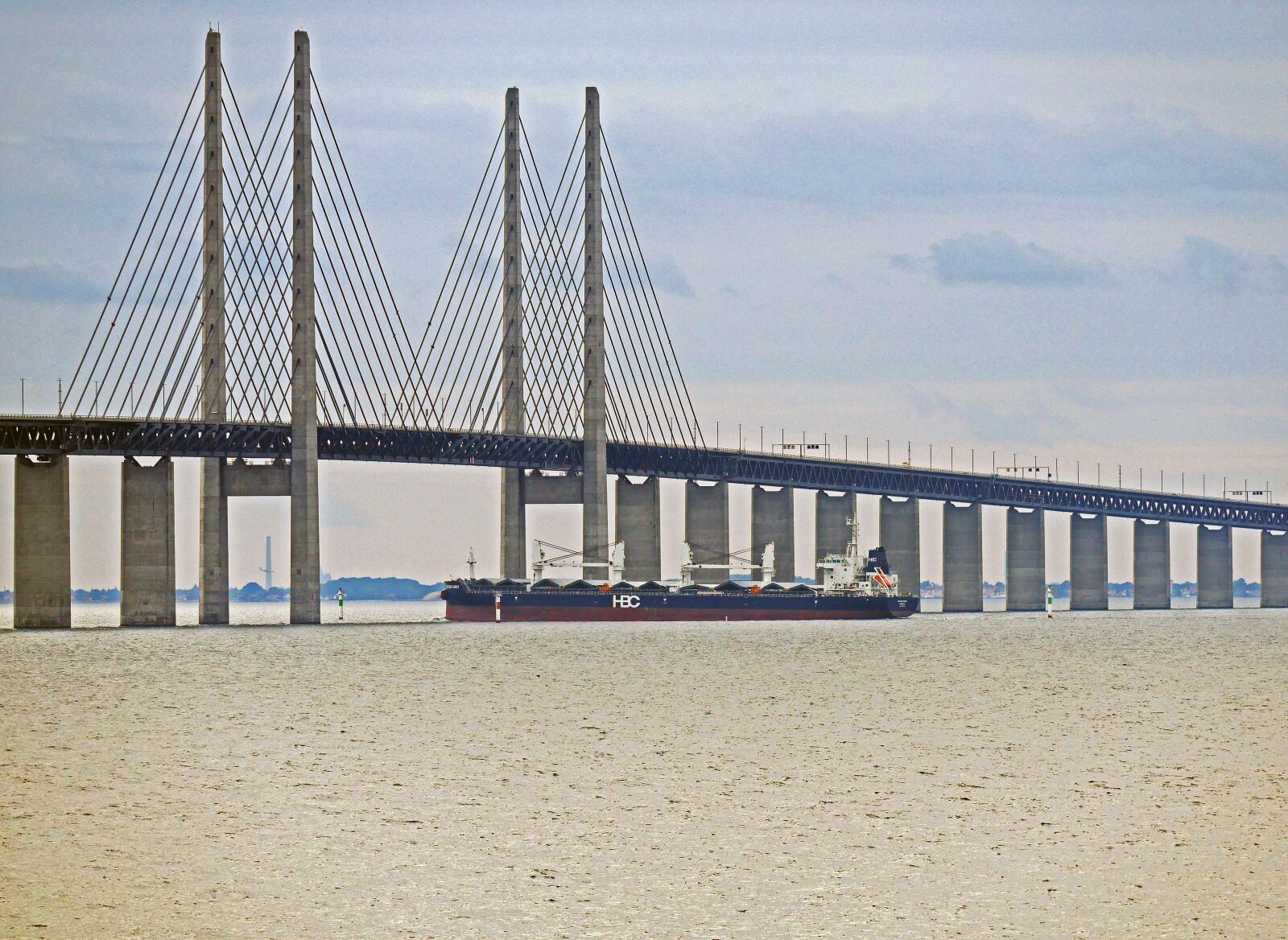 Panasonic Lumix DMC-GX8 sample photo. Oresund bridge, frachtschiff, the photography