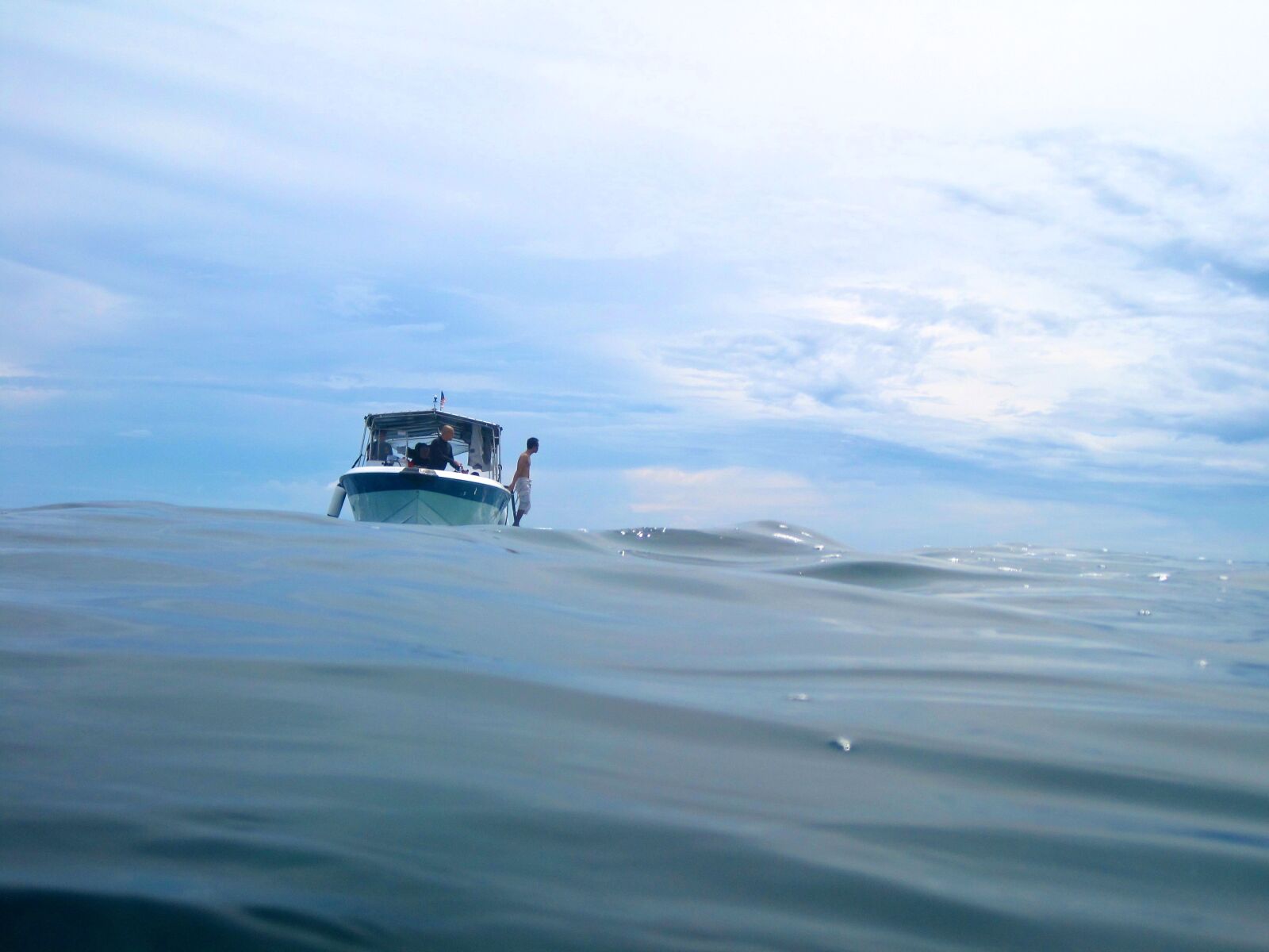 Canon PowerShot SD1200 IS (Digital IXUS 95 IS / IXY Digital 110 IS) sample photo. Blue, boat, diving, scuba photography