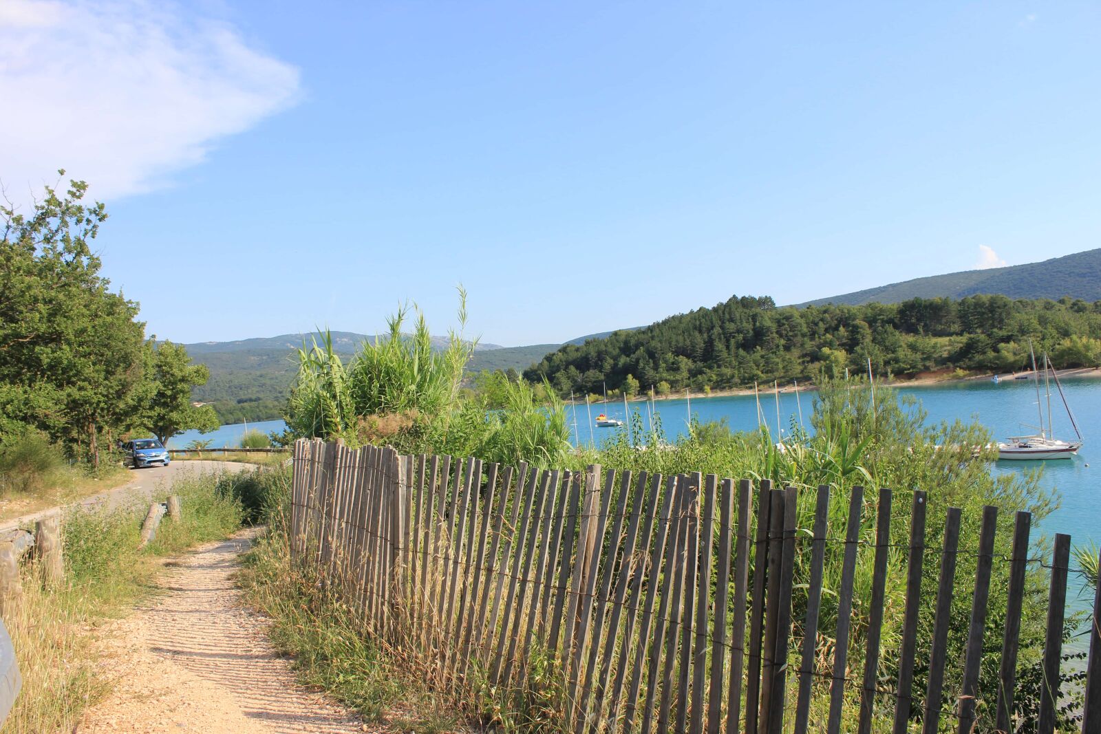 Canon EOS 550D (EOS Rebel T2i / EOS Kiss X4) sample photo. Boat, coastline, fence, road photography