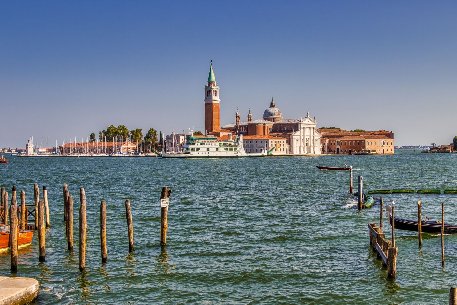 Canon EF-S 18-135mm F3.5-5.6 IS USM sample photo. Venice, italy, water photography