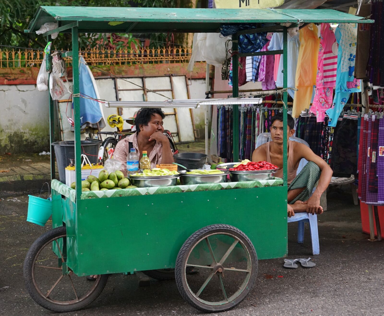 Sony a7R II + Sony FE 24-70mm F2.8 GM sample photo. Street, food, seller photography
