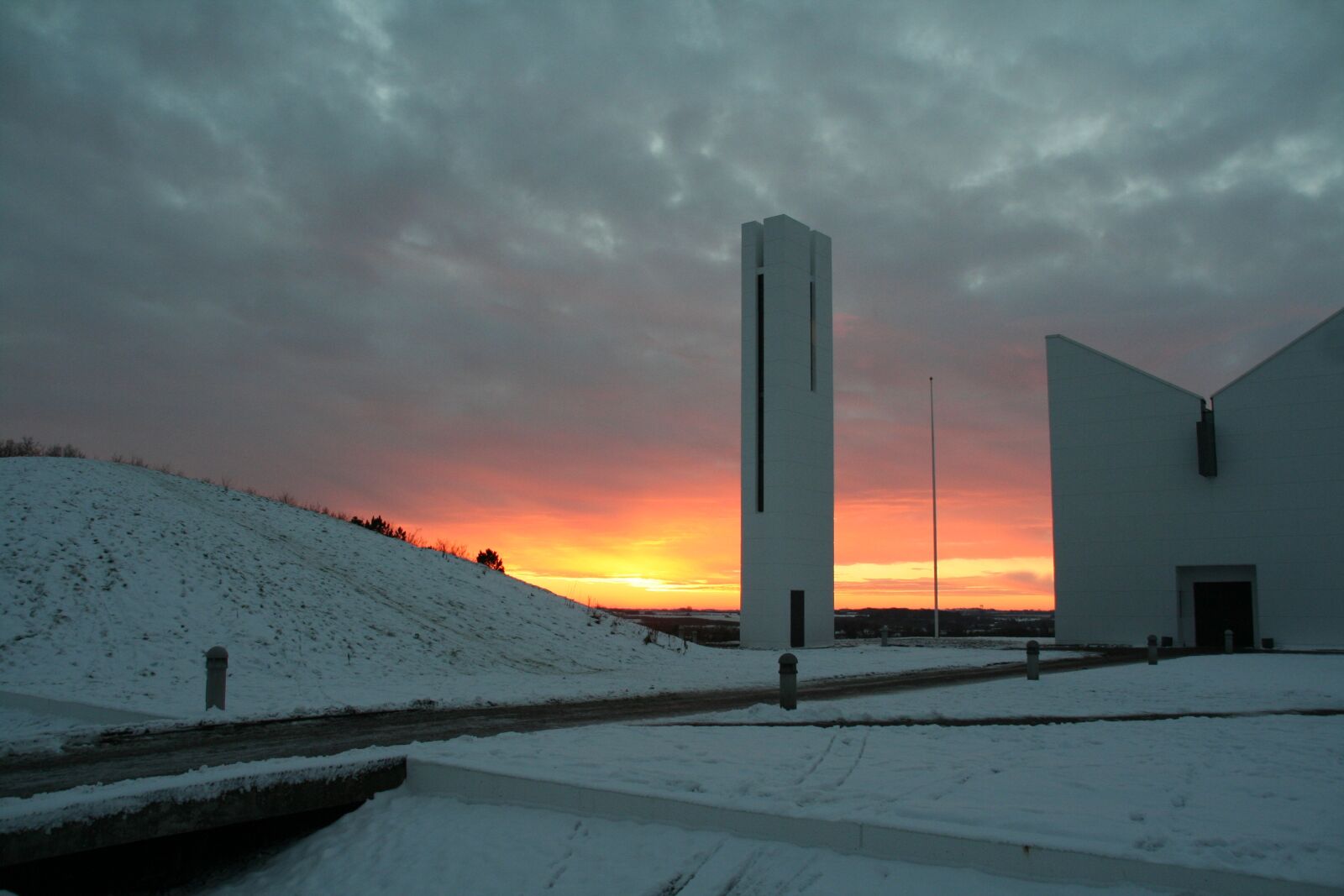 Canon EOS 350D (EOS Digital Rebel XT / EOS Kiss Digital N) sample photo. Sunset, snow, church photography