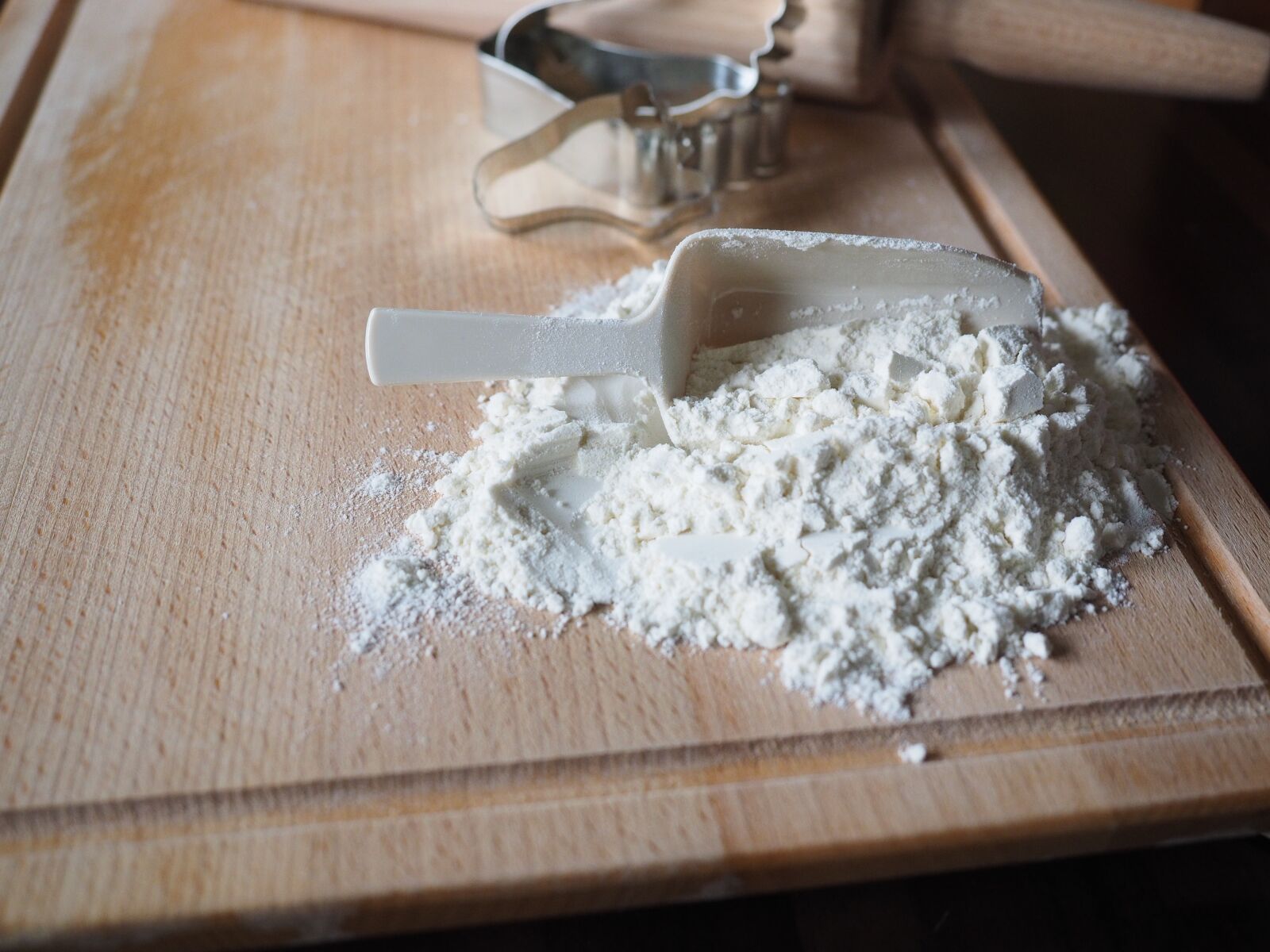 Olympus OM-D E-M1 + Olympus M.Zuiko Digital ED 12-40mm F2.8 Pro sample photo. Flour, flour scoop, bake photography