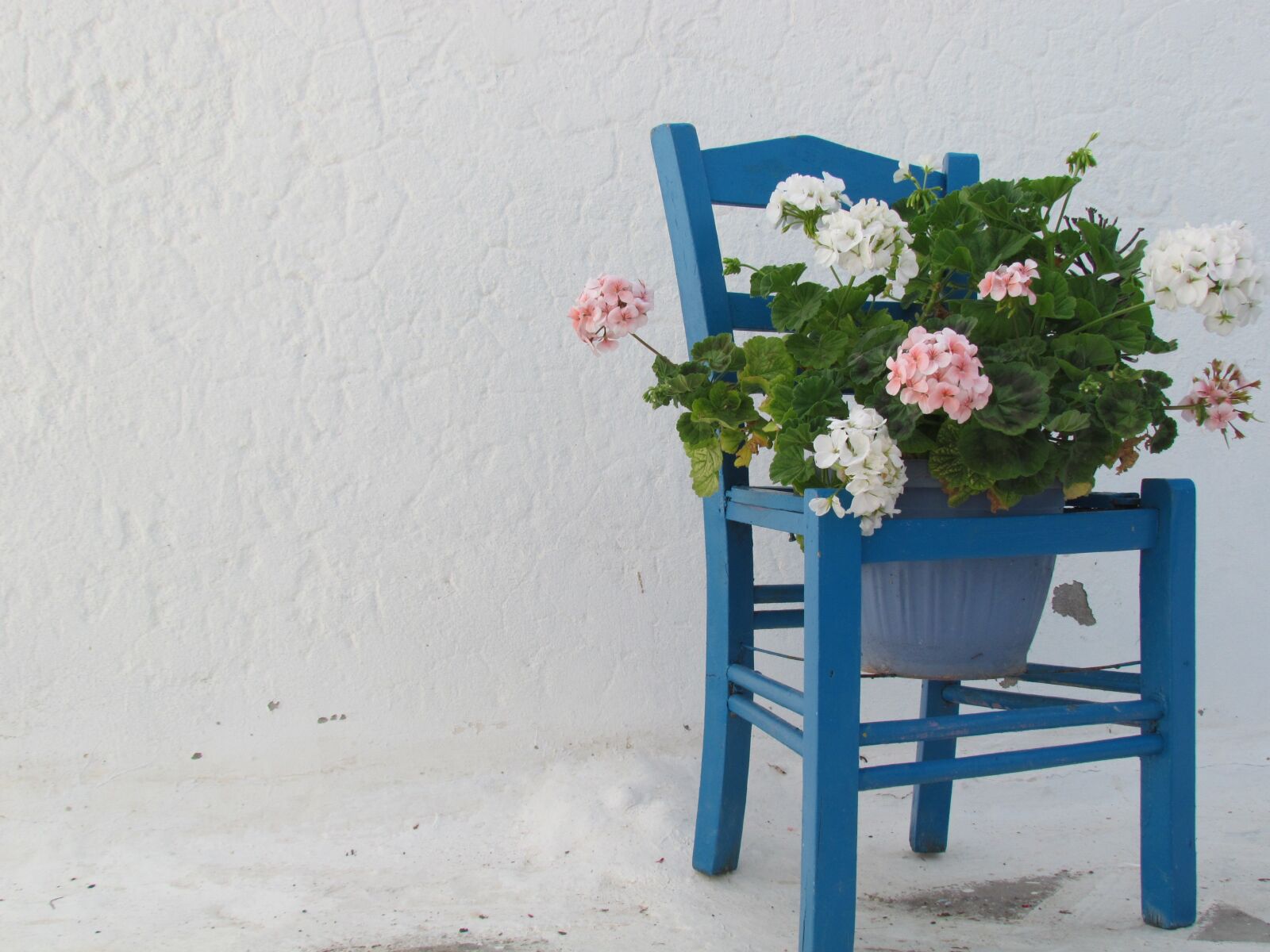 Canon PowerShot SX30 IS sample photo. Simplicity, chair, architecture photography