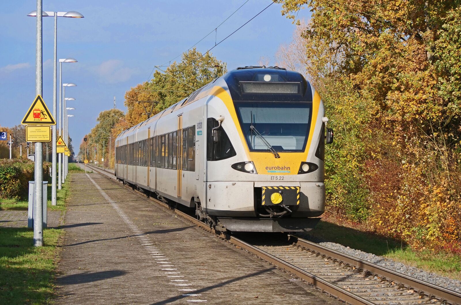 Panasonic Lumix DC-G9 sample photo. Autumn sun, railway, railway photography