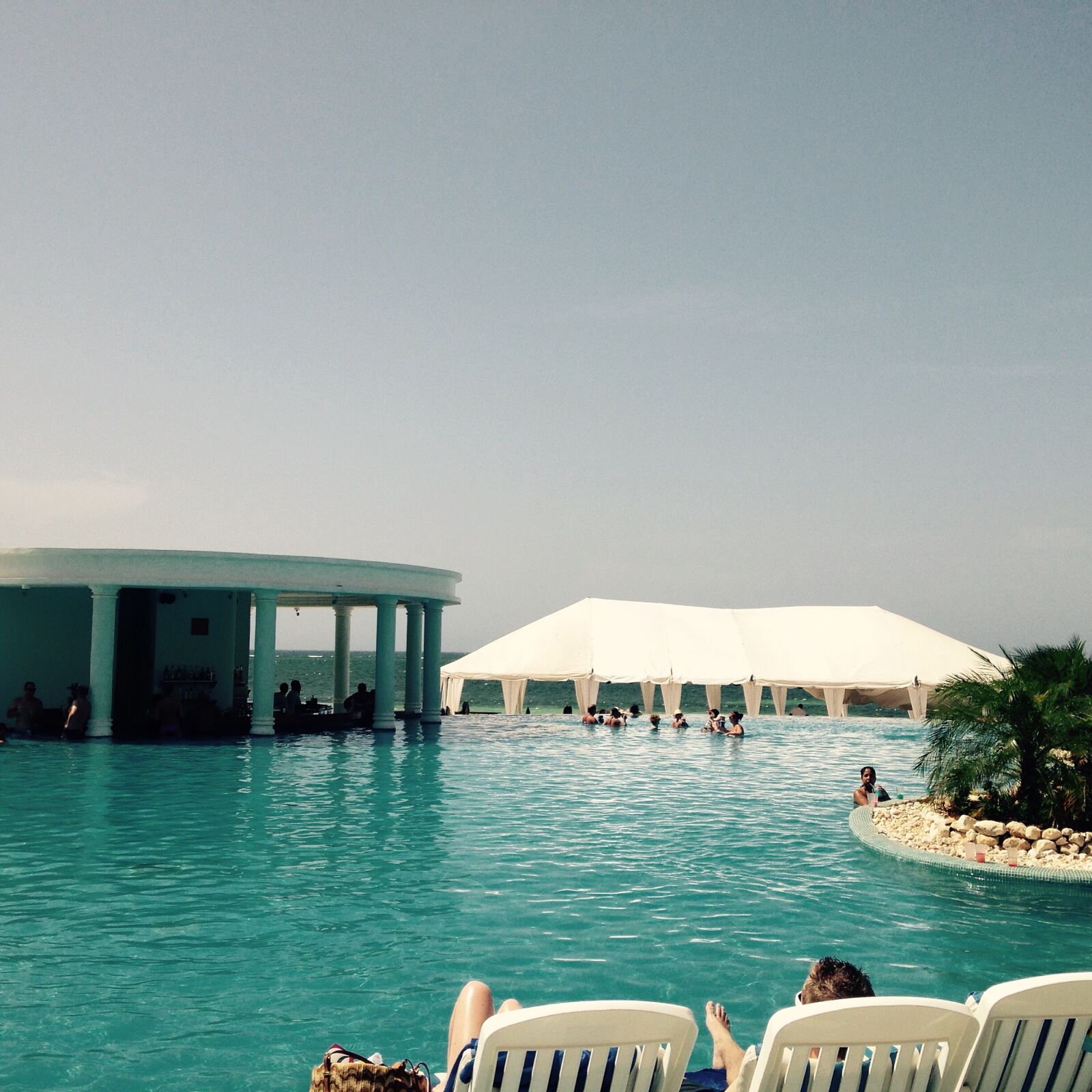 iPhone 5c back camera 4.12mm f/2.4 sample photo. Bar, beach, beach, chairs photography