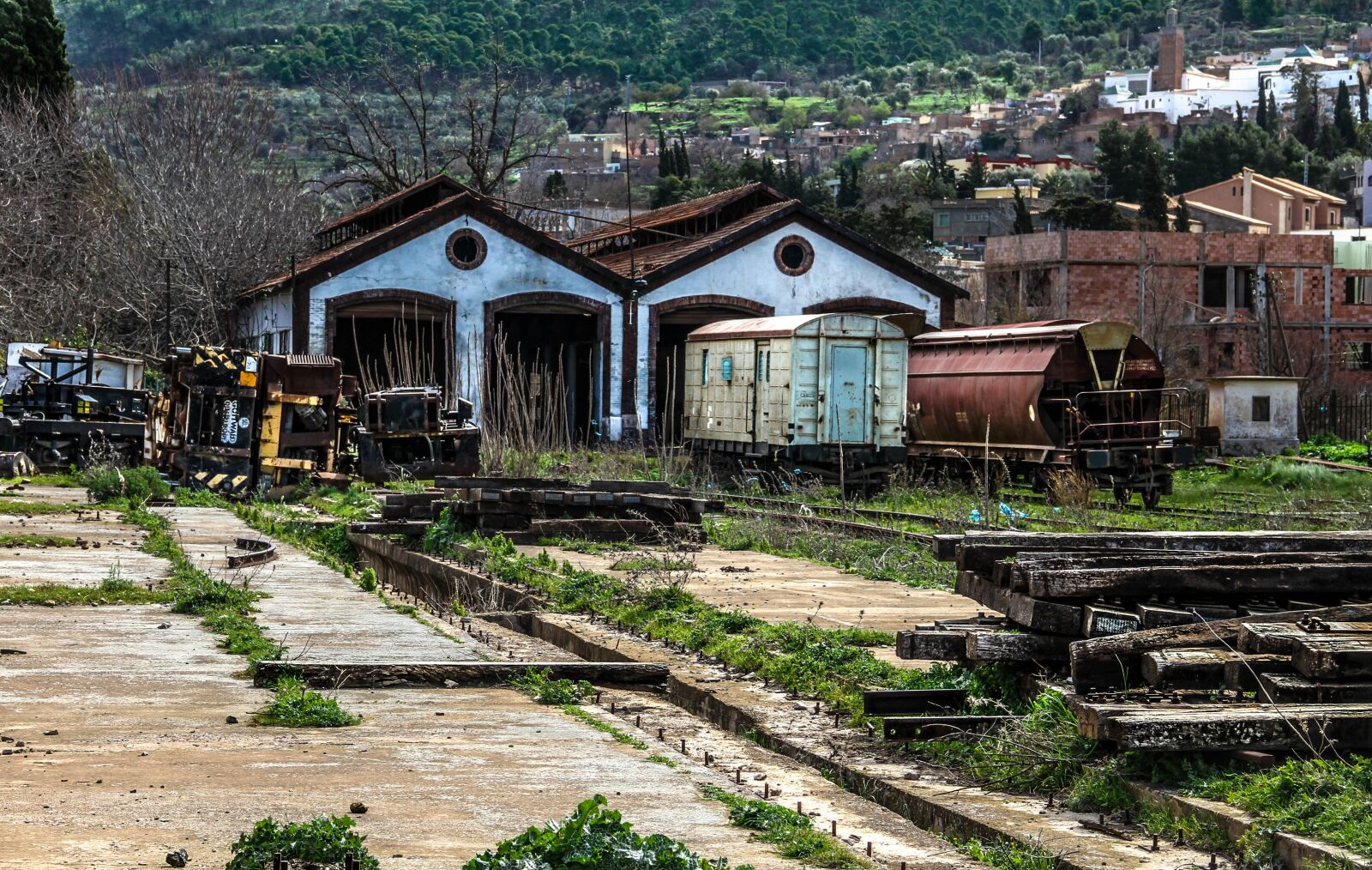 Canon EOS 7D sample photo. Station, train, shelter photography