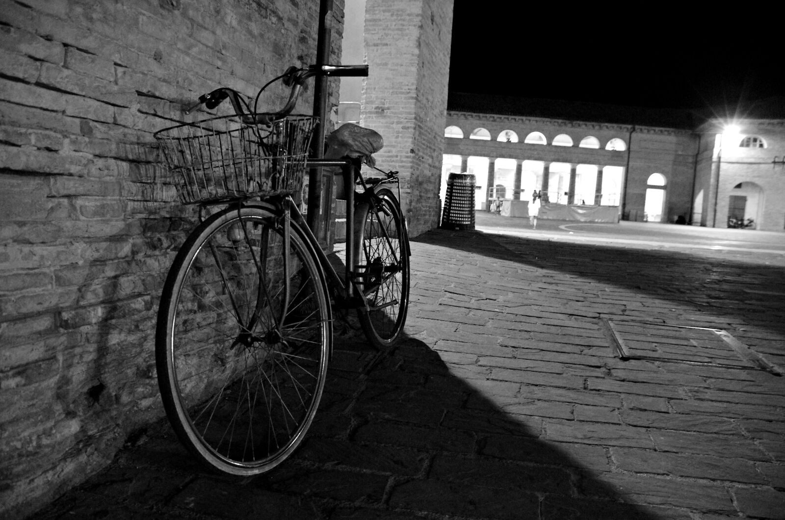 Pentax K-5 sample photo. Bicycle, night, piazza photography