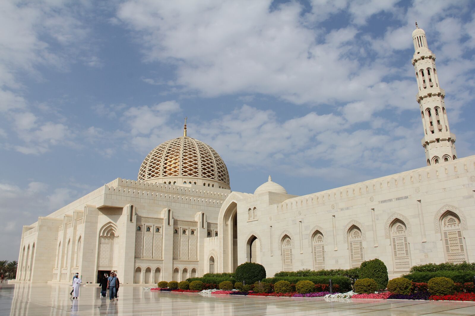 Canon EF-S 18-200mm F3.5-5.6 IS sample photo. Sultan qaboos grand mosque photography