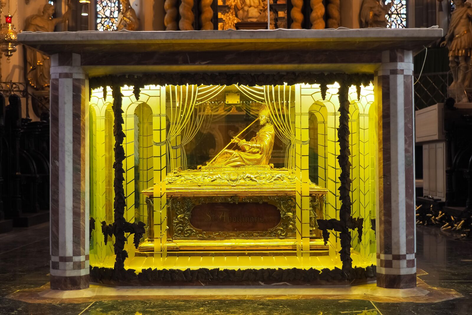 Olympus OM-D E-M10 sample photo. Church, altar, christian photography