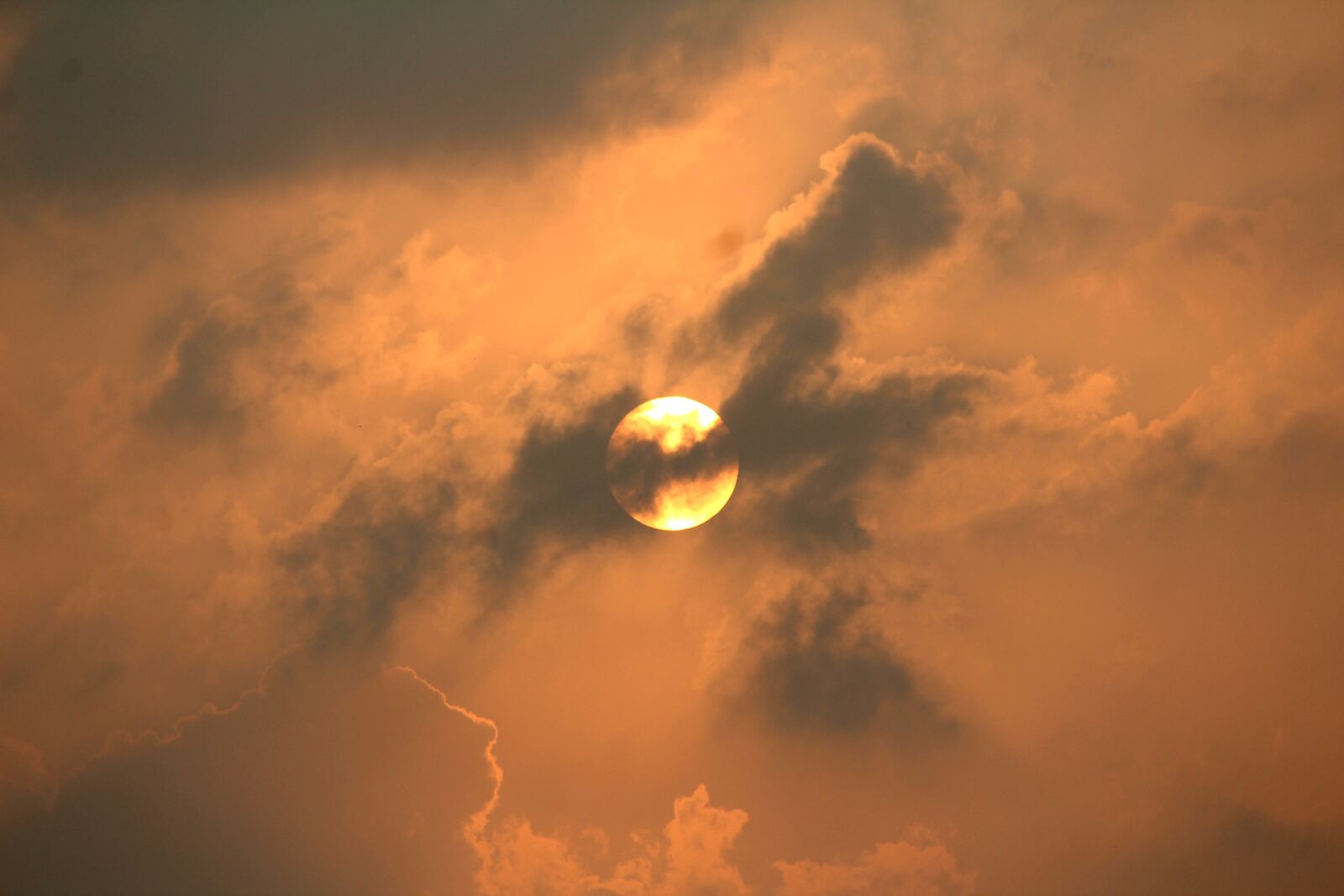 Canon EOS 1200D (EOS Rebel T5 / EOS Kiss X70 / EOS Hi) sample photo. Sunset, sun, skyscape photography