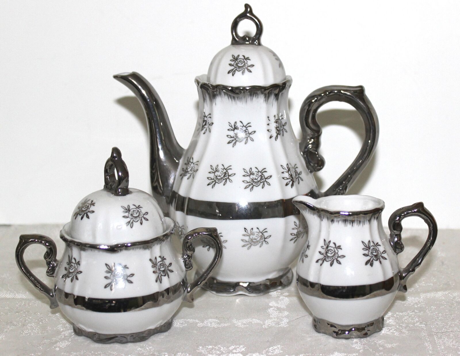 Canon EOS 600D (Rebel EOS T3i / EOS Kiss X5) sample photo. Teapot, cup and saucer photography