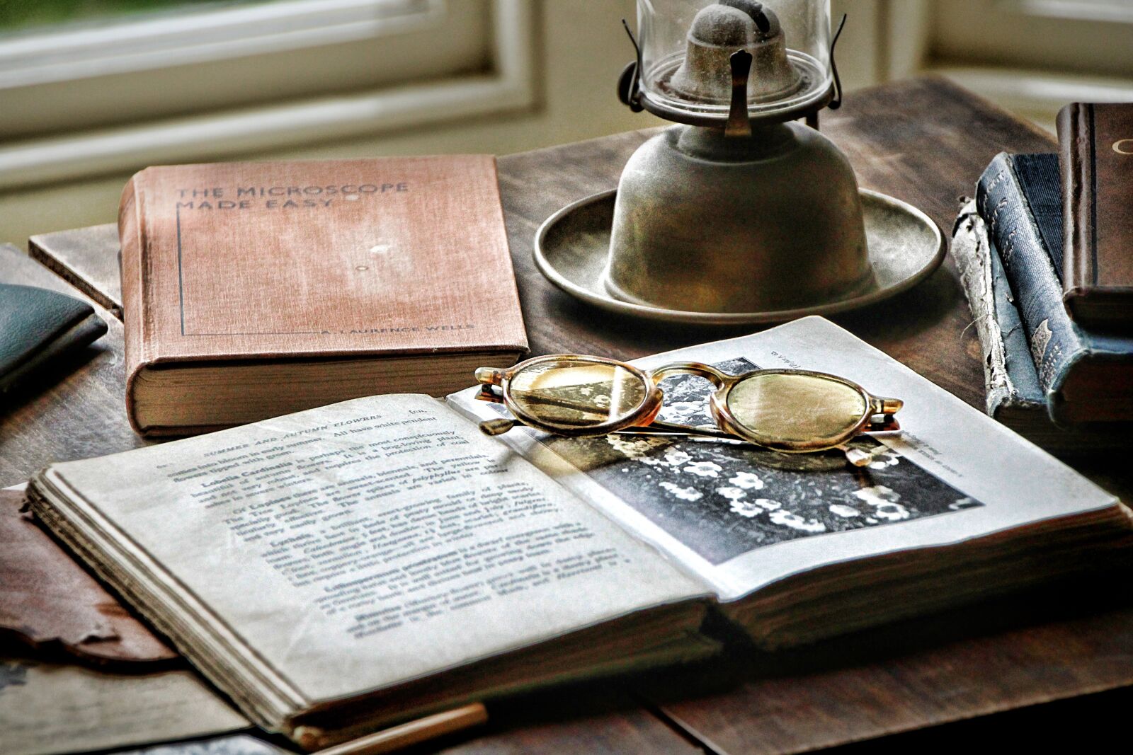 Canon EOS 1300D (EOS Rebel T6 / EOS Kiss X80) sample photo. Desk, historically, antique photography