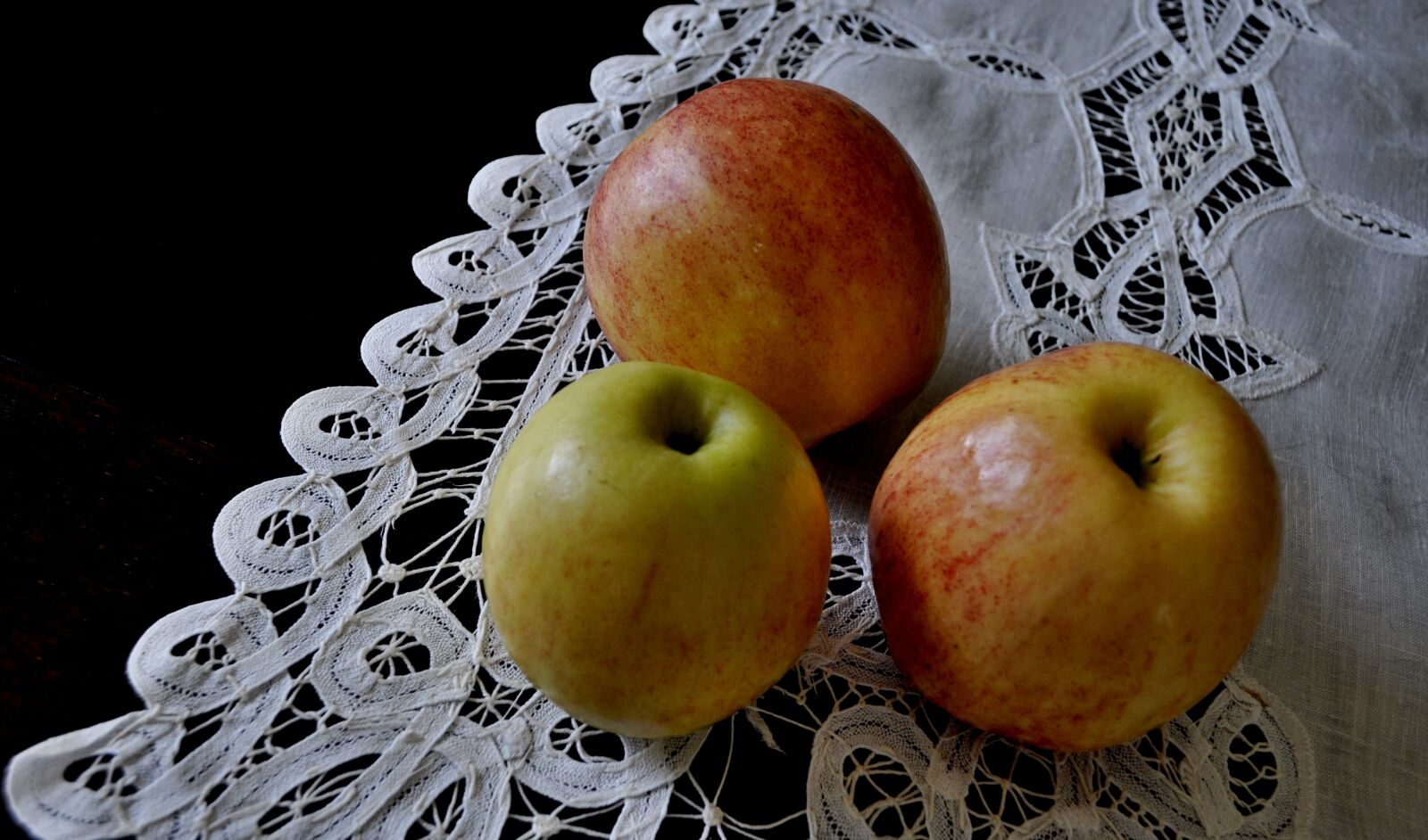 Nikon D5000 sample photo. Apples, vitamins, fruit photography