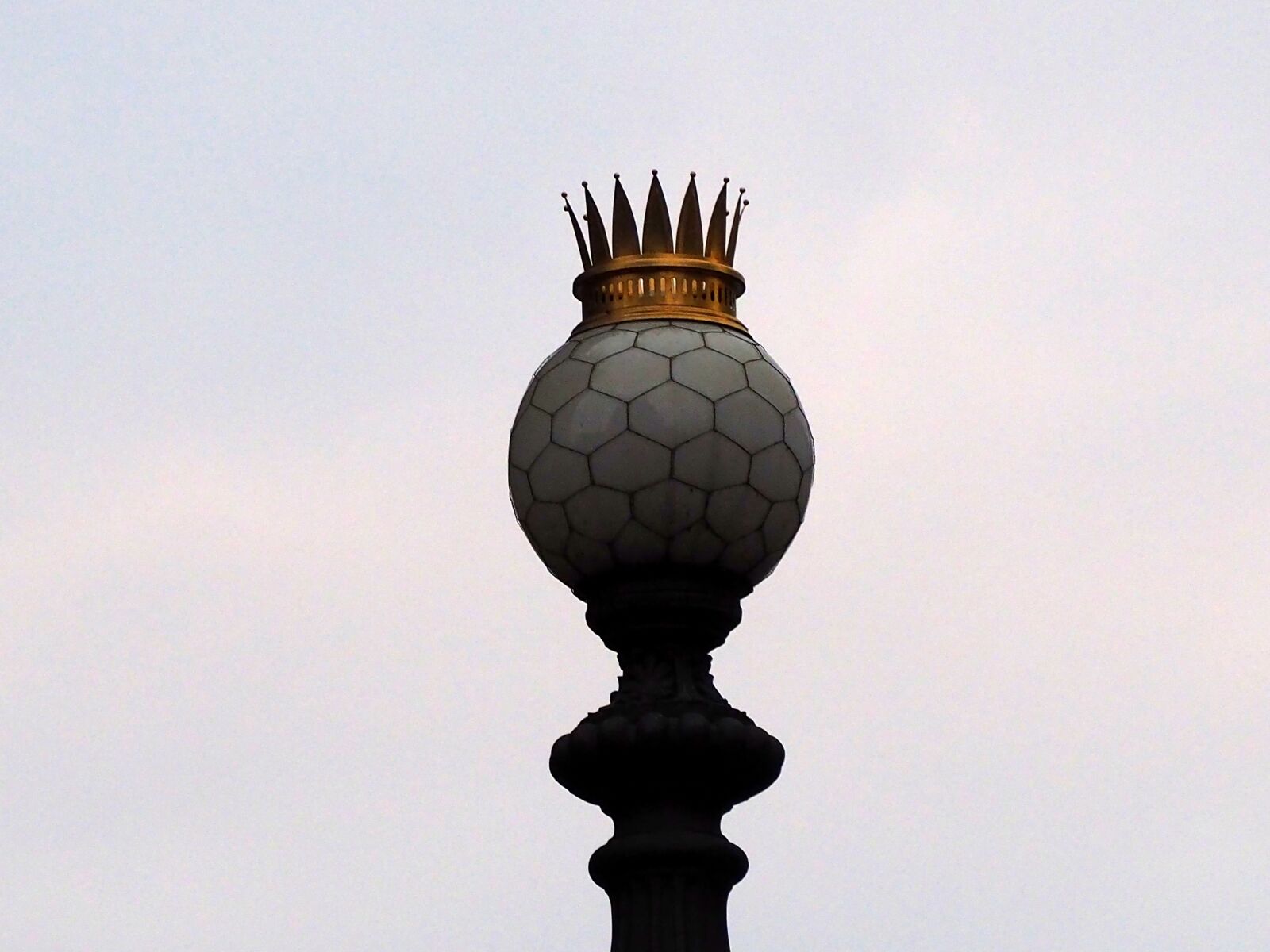 Olympus OM-D E-M10 II sample photo. Prag, lamp, crown photography