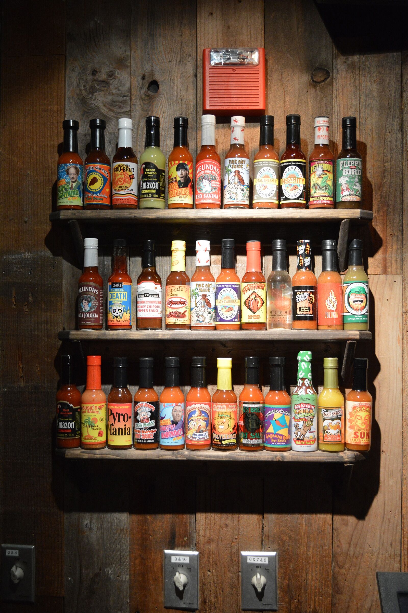 Nikon D3200 sample photo. Sauce, shelve, restaurant photography