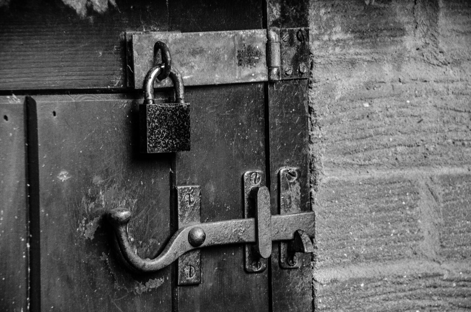Nikon D5100 sample photo. Door, lock, doorknob photography