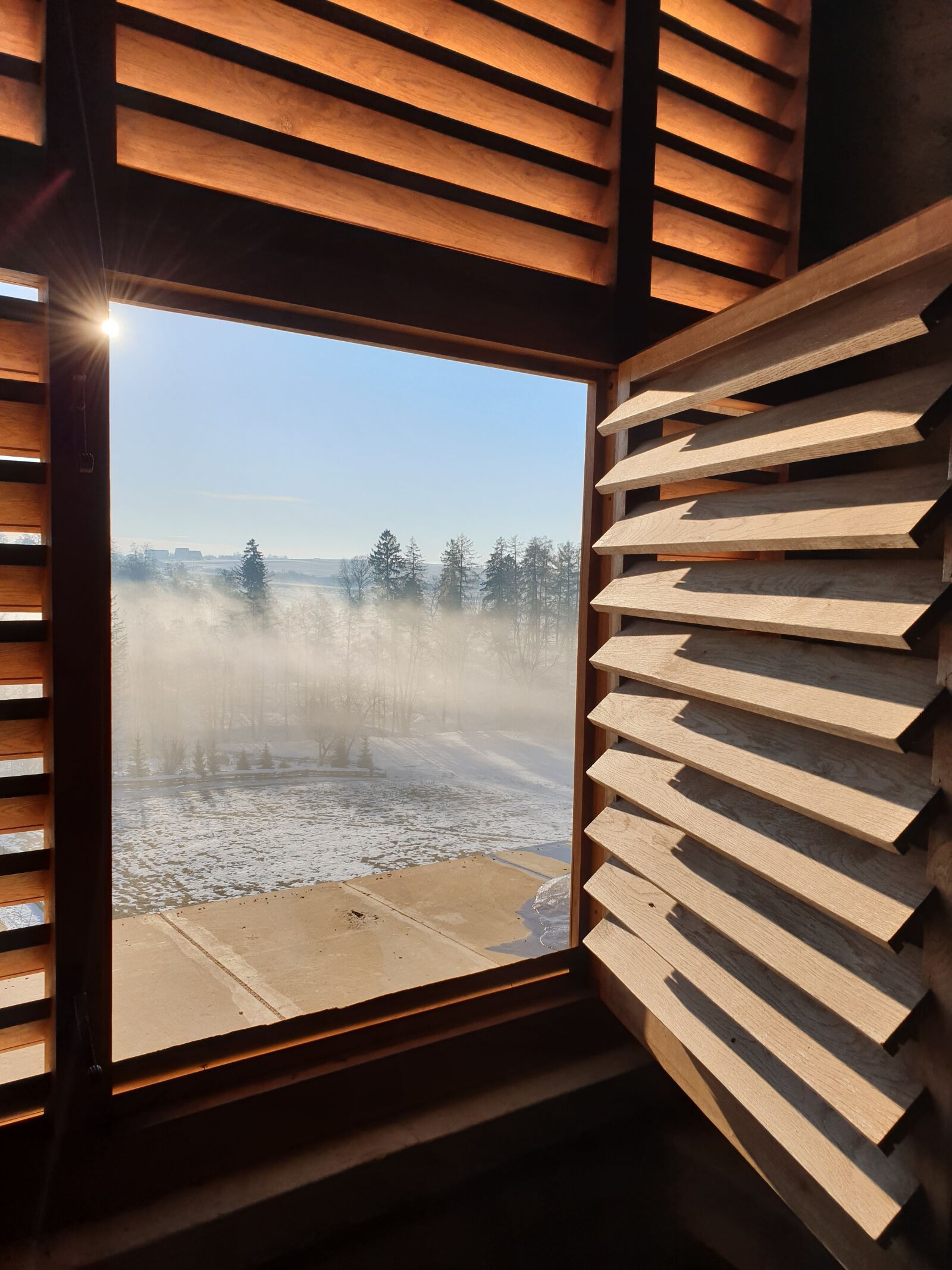 Samsung Galaxy Note9 sample photo. Window, opening, fog photography
